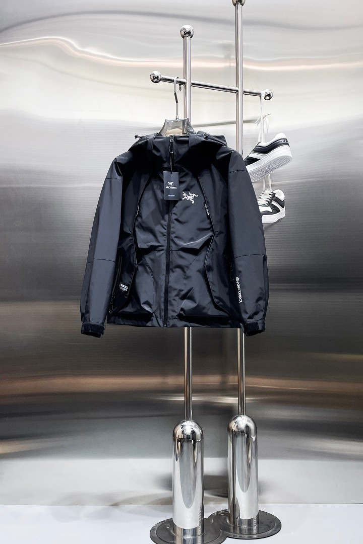 NO:876573,The hottest model for spring, the same model as the Archaeopteryx official website, available in advance!  2026ss new spring men's jackets, original high-end version with three standards!  With hidden hood, custom-made fabrics at the counter, highly breathable and comfortable, impeccable details, brand element design concept, reflecting high quality. It feels delicate and soft!  It presents a casual cut and the upper body shape is awesome!  Size M～3XL, maximum wearing capacity is 195 catties.,arc'teryx,jackets & coats,jackets & coats,hats,19860909开春爆款,始祖鸟 官网同款,提前发售！2026ss开春新款男士夹克外套,原单三标齐全高端版本！带隐藏帽,专柜定制面料 透气舒适度高,细节无可挑剔,品牌元素设计理念,体现高品质.手感细腻柔软！呈现休闲裁剪,上身版型超赞！码数M～3XL,最大穿195斤.,arc'teryx,jackets & coats,jackets & coats,hats,,Men's clothing