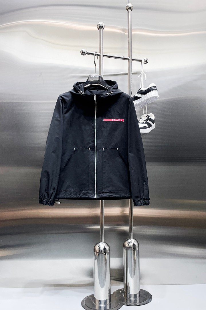NO:876584,Hot spring style, same style as Prada’s official website, on sale in advance!  2026ss new spring men's jackets, original high-end version with three standards!  With hidden hood, custom-made fabrics at the counter, highly breathable and comfortable, impeccable details, brand element design concept, reflecting high quality. It feels delicate and soft!  It presents a casual cut and the upper body shape is awesome!  Size M～3XL, maximum wearing capacity is 195 catties.,,prada,jackets & coats,jackets & coats,hats,19860909开春爆款,普拉达 官网同款,提前发售！2026ss开春新款男士夹克外套,原单三标齐全高端版本！带隐藏帽,专柜定制面料 透气舒适度高,细节无可挑剔,品牌元素设计理念,体现高品质.手感细腻柔软！呈现休闲裁剪,上身版型超赞！码数M～3XL,最大穿195斤.,,prada,jackets & coats,jackets & coats,hats,,Men's clothing