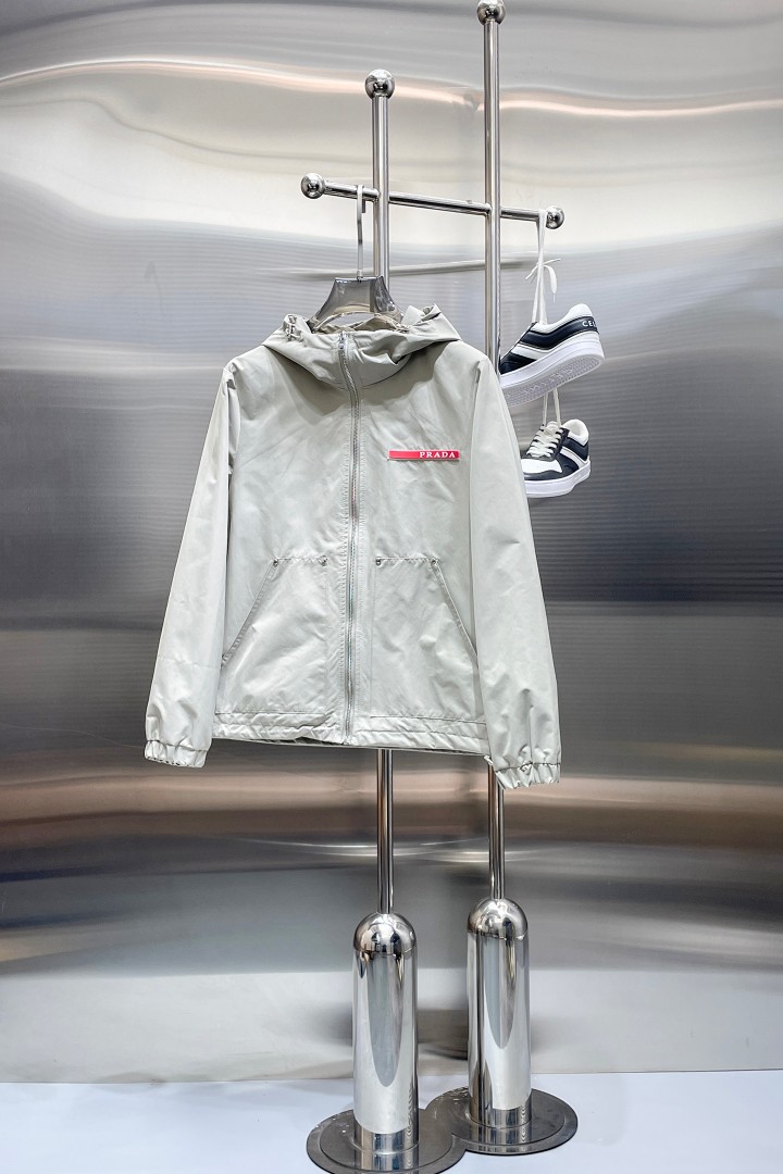 NO:876821,Hot spring style, same style as Prada’s official website, on sale in advance!  2026ss new spring men's jackets, original high-end version with three standards!  With hidden hood, custom-made fabrics at the counter, highly breathable and comfortable, impeccable details, brand element design concept, reflecting high quality. It feels delicate and soft!  It presents a casual cut and the upper body shape is awesome!  Size M～3XL, maximum wearing capacity is 195 catties.,,prada,jackets & coats,jackets & coats,hats,19860909开春爆款,普拉达 官网同款,提前发售！2026ss开春新款男士夹克外套,原单三标齐全高端版本！带隐藏帽,专柜定制面料 透气舒适度高,细节无可挑剔,品牌元素设计理念,体现高品质.手感细腻柔软！呈现休闲裁剪,上身版型超赞！码数M～3XL,最大穿195斤.,,prada,jackets & coats,jackets & coats,hats,,Men's clothing