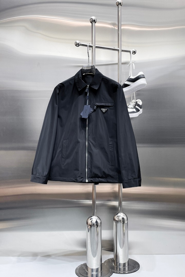 NO:849799,Hot spring style, same style as Prada’s official website, on sale in advance!  2026ss new spring men's jackets, original high-end version with three standards!  With hidden hood, custom-made fabrics at the counter, highly breathable and comfortable, impeccable details, brand element design concept, reflecting high quality. It feels delicate and soft!  It presents a casual cut and the upper body shape is awesome!  Size M～3XL, maximum wearing capacity is 195 catties.,,prada,jackets & coats,jackets & coats,hats,19860909开春爆款,普拉达 官网同款,提前发售！2026ss开春新款男士夹克外套,原单三标齐全高端版本！带隐藏帽,专柜定制面料 透气舒适度高,细节无可挑剔,品牌元素设计理念,体现高品质.手感细腻柔软！呈现休闲裁剪,上身版型超赞！码数M～3XL,最大穿195斤.,,prada,jackets & coats,jackets & coats,hats,,Men's clothing