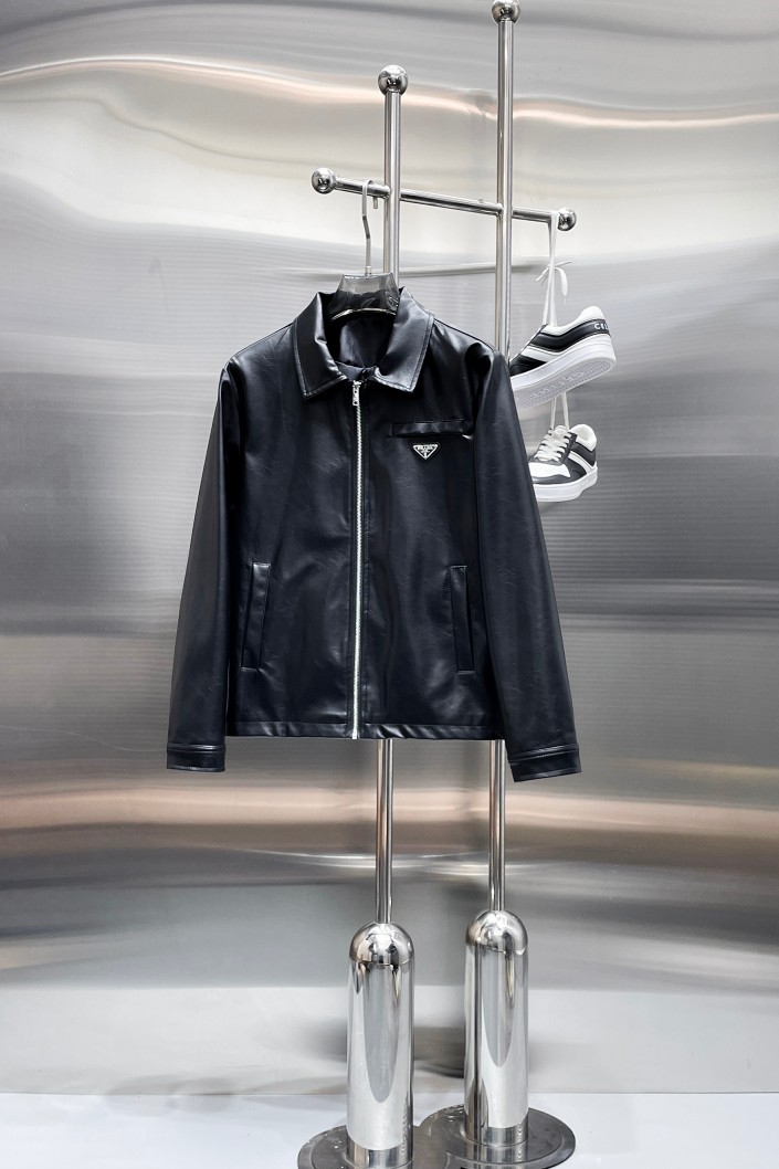 NO:876609,Hot spring items!  Prada 2026 Spring Leather Counter New Casual Fashion Jacket. Ultra-avant-garde design style. Delicate and comfortable. Very light to wear and not easy to wrinkle. Multiple craftsmanship. The overall design is quite visual. The upper body is casual and stylish, with a certain degree of stiffness. It is definitely recommended for the temperament that is at the forefront of fashion. It is a must-have for urban leisure. Size M-XXXL (175 140 catties wears L and the maximum wear is 200 catties), prada, jackets &  coats,leather jacket,19860909开春爆款！ 普拉达 2026开春皮衣专柜新款休闲时尚夹克 超前卫设计风格 细腻舒适 穿着非常轻便不易起皱.多重重工艺 整体的设计颇具视觉感,上身休闲有型,有一定的挺括度,绝对走在时尚最尖端的气质感推荐,都市休闲必备.尺码 M-XXXL(175 140斤穿L 最大穿200斤),,prada,jackets & coats,leather jacket,,Men's clothing