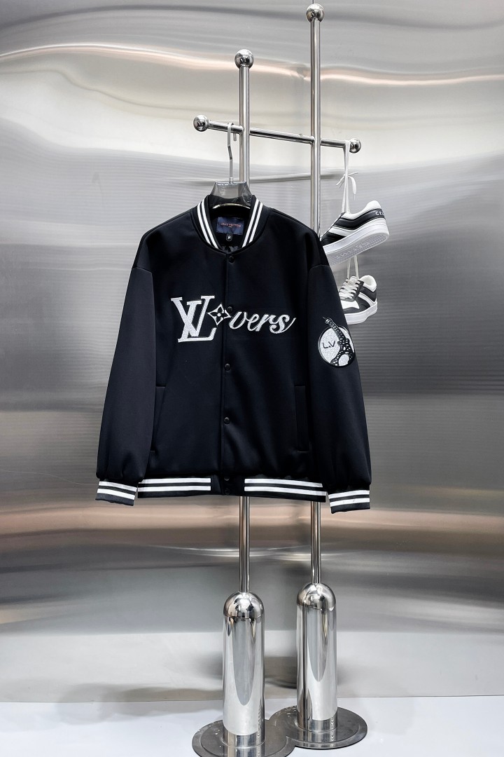 NO:876589,Hot spring style, same style as LV official website, on sale in advance!  2026ss new spring men's baseball jacket, original single three-standard high-end version!  With hidden hood, custom-made fabrics at the counter, highly breathable and comfortable, impeccable details, brand element design concept, reflecting high quality. It feels delicate and soft!  It presents a casual cut and the upper body shape is awesome!  Size M～3XL, maximum wear is 195kg.,,louis vuitton,jackets & coats,jackets & coats,hats,19860909开春爆款,LV 官网同款,提前发售！2026ss开春新款男士夹克棒球服外套,原单三标齐全高端版本！带隐藏帽,专柜定制面料 透气舒适度高,细节无可挑剔,品牌元素设计理念,体现高品质.手感细腻柔软！呈现休闲裁剪,上身版型超赞！码数M～3XL,最大穿195斤.,,louis vuitton,jackets & coats,jackets & coats,hats,,Men's clothing