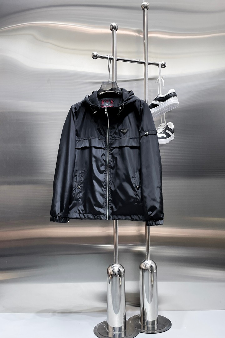 NO:876594,Hot spring style, same style as Prada’s official website, on sale in advance!  2026ss new spring men's jackets, original high-end version with three standards!  With hidden hood, custom-made fabrics at the counter, highly breathable and comfortable, impeccable details, brand element design concept, reflecting high quality. It feels delicate and soft!  It presents a casual cut and the upper body shape is awesome!  Size M～3XL, maximum wearing capacity is 195 catties.,,prada,jackets & coats,jackets & coats,hats,19860909开春爆款,普拉达 官网同款,提前发售！2026ss开春新款男士夹克外套,原单三标齐全高端版本！带隐藏帽,专柜定制面料 透气舒适度高,细节无可挑剔,品牌元素设计理念,体现高品质.手感细腻柔软！呈现休闲裁剪,上身版型超赞！码数M～3XL,最大穿195斤.,,prada,jackets & coats,jackets & coats,hats,,Men's clothing