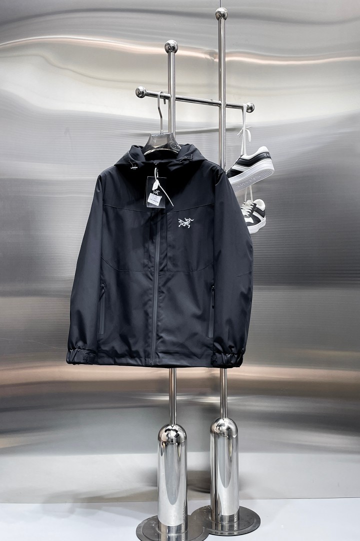NO:876598,The hottest model for spring, the same model as the Archaeopteryx official website, available in advance!  2026ss new spring men's jackets, original high-end version with three standards!  With hidden hood, custom-made fabrics at the counter, highly breathable and comfortable, impeccable details, brand element design concept, reflecting high quality. It feels delicate and soft!  It presents a casual cut and the upper body shape is awesome!  Size M～3XL, maximum wearing capacity is 195 catties.,arc'teryx,jackets & coats,jackets & coats,hats,19860909开春爆款,始祖鸟 官网同款,提前发售！2026ss开春新款男士夹克外套,原单三标齐全高端版本！带隐藏帽,专柜定制面料 透气舒适度高,细节无可挑剔,品牌元素设计理念,体现高品质.手感细腻柔软！呈现休闲裁剪,上身版型超赞！码数M～3XL,最大穿195斤.,arc'teryx,jackets & coats,jackets & coats,hats,,Men's clothing