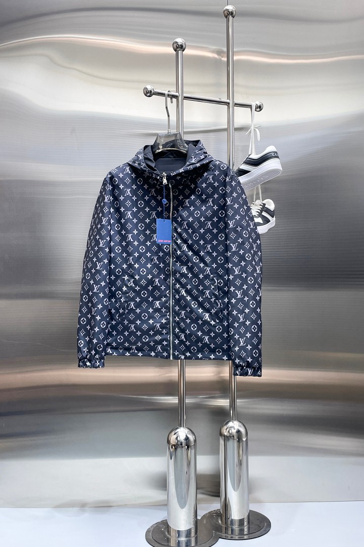 NO:876601,Hot spring style, same style as LV official website, on sale in advance!  2026ss new spring men's jackets, original high-end version with three standards!  With hidden hood, custom-made fabrics at the counter, highly breathable and comfortable, impeccable details, brand element design concept, reflecting high quality. It feels delicate and soft!  It presents a casual cut and the upper body shape is awesome!  Size M～3XL, maximum wear is 195kg.,,louis vuitton,jackets & coats,jackets & coats,hats,19860909开春爆款,LV 官网同款,提前发售！2026ss开春新款男士夹克外套,原单三标齐全高端版本！带隐藏帽,专柜定制面料 透气舒适度高,细节无可挑剔,品牌元素设计理念,体现高品质.手感细腻柔软！呈现休闲裁剪,上身版型超赞！码数M～3XL,最大穿195斤.,,louis vuitton,jackets & coats,jackets & coats,hats,,Men's clothing