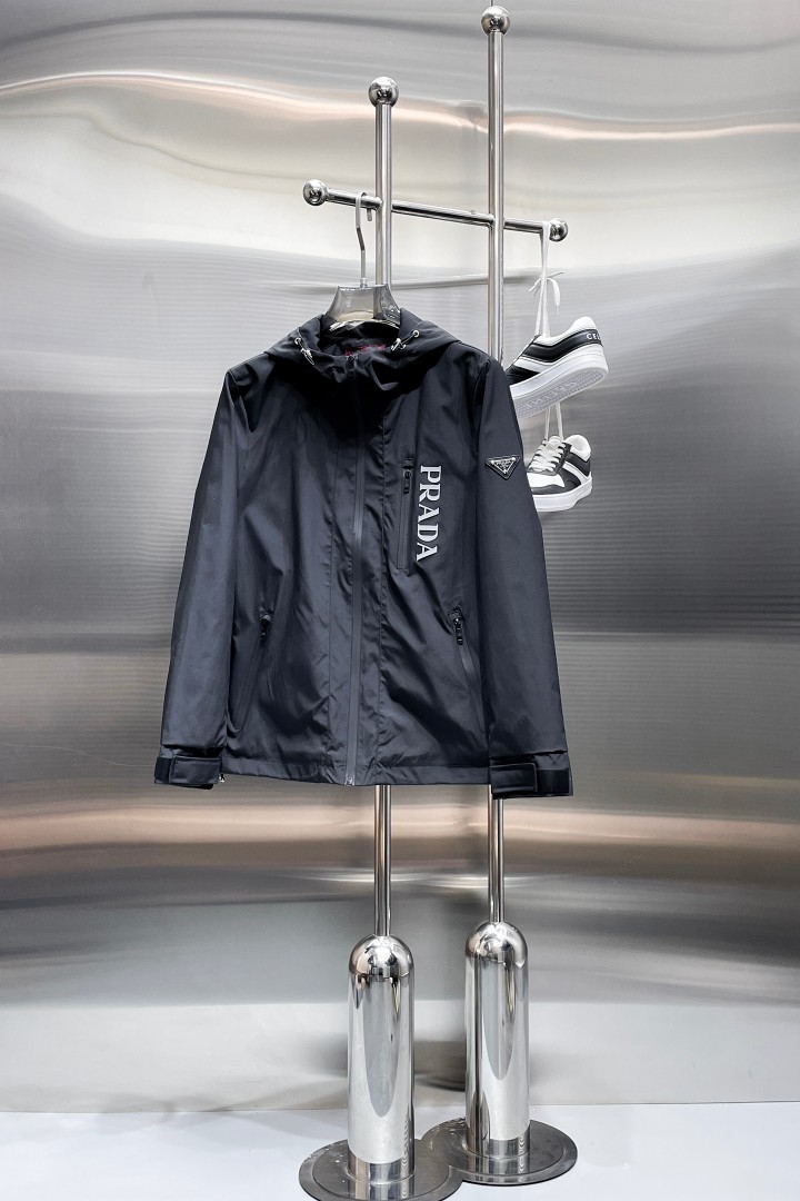 NO:876605,Hot spring style, same style as Prada’s official website, on sale in advance!  2026ss new spring men's jackets, original high-end version with three standards!  With hidden hood, custom-made fabrics at the counter, highly breathable and comfortable, impeccable details, brand element design concept, reflecting high quality. It feels delicate and soft!  It presents a casual cut and the upper body shape is awesome!  Size M～3XL, maximum wearing capacity is 195 catties.,,prada,jackets & coats,jackets & coats,hats,19860909开春爆款,普拉达 官网同款,提前发售！2026ss开春新款男士夹克外套,原单三标齐全高端版本！带隐藏帽,专柜定制面料 透气舒适度高,细节无可挑剔,品牌元素设计理念,体现高品质.手感细腻柔软！呈现休闲裁剪,上身版型超赞！码数M～3XL,最大穿195斤.,,prada,jackets & coats,jackets & coats,hats,,Men's clothing