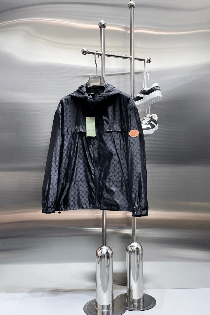 NO:876662,Hot spring style, same style as Gucci’s official website, on sale in advance!  2026ss new spring men's jackets, original high-end version with three standards!  With hidden hood, custom-made fabrics at the counter, highly breathable and comfortable, impeccable details, brand element design concept, reflecting high quality. It feels delicate and soft!  It presents a casual cut and the upper body shape is awesome!  Size M～3XL, maximum wearing capacity is 195 catties.,,jackets & coats,jackets & coats,hats,19860909开春爆款,古奇 官网同款,提前发售！2026ss开春新款男士夹克外套,原单三标齐全高端版本！带隐藏帽,专柜定制面料 透气舒适度高,细节无可挑剔,品牌元素设计理念,体现高品质.手感细腻柔软！呈现休闲裁剪,上身版型超赞！码数M～3XL,最大穿195斤.,,jackets & coats,jackets & coats,hats,,Men's clothing