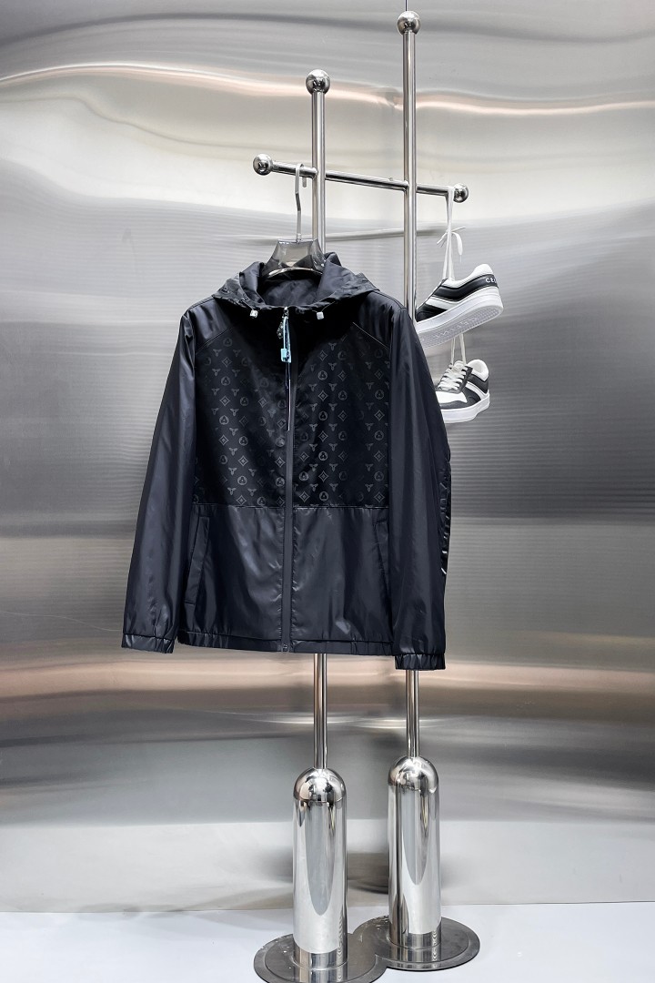 NO:876756,Hot spring style, same style as LV official website, on sale in advance!  2026ss new spring men's jackets, original high-end version with three standards!  With hidden hood, custom-made fabrics at the counter, highly breathable and comfortable, impeccable details, brand element design concept, reflecting high quality. It feels delicate and soft!  It presents a casual cut and the upper body shape is awesome!  Size M～3XL, maximum wear is 195kg.,,louis vuitton,jackets & coats,jackets & coats,hats,19860909开春爆款,LV 官网同款,提前发售！2026ss开春新款男士夹克外套,原单三标齐全高端版本！带隐藏帽,专柜定制面料 透气舒适度高,细节无可挑剔,品牌元素设计理念,体现高品质.手感细腻柔软！呈现休闲裁剪,上身版型超赞！码数M～3XL,最大穿195斤.,,louis vuitton,jackets & coats,jackets & coats,hats,,Men's clothing