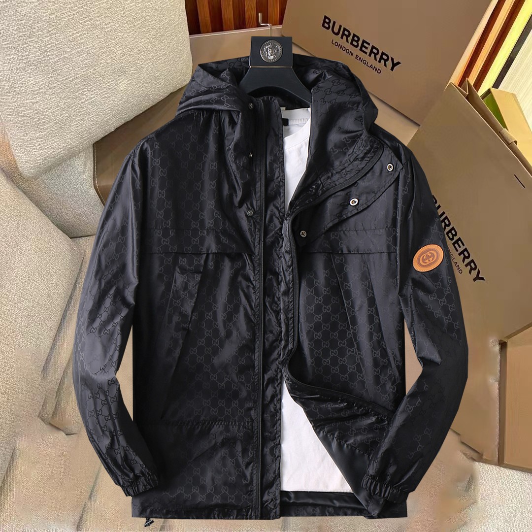 NO:953406,Gucci (high-end quality) official website of the same model 2026 early autumn new stylish casual hooded jacket, imported original technical fabrics, comfortable and breathable upper body, exquisite hand-embroidered letter logo on the chest, unique design reversible style, digital positioning printing technology on the reverse, highlighting the personality of young people, original hardware accessories, extremely high-grade, handsome upper body!  M-3XL, can be worn up to 200 pounds,,jackets & coats,jackets & coats,hats,19860909古奇（高端品质）官网同款 2026早秋新品时尚休闲连帽夹克外套,进口原版科技面料,上身舒适透气,胸前精致手工刺绣工艺字母logo,独特设计两面穿风格,反面数码定位印花工艺,彰显了年轻人的个性,原版五金辅料,档次极高,上身帅气十足！M-3XL,最大穿到200斤,,jackets & coats,jackets & coats,hats,,Men's clothing