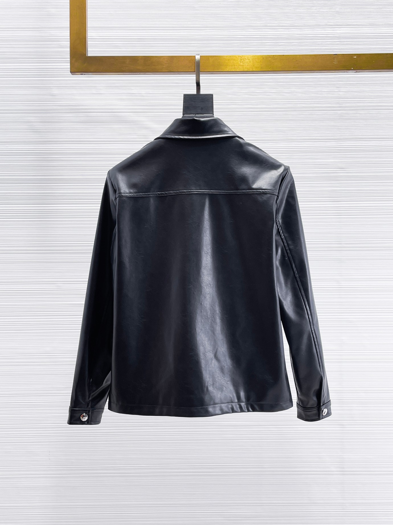 NO:870001,Hot spring items!  Prada 2026 Spring Leather Counter New Casual Fashion Jacket. Ultra-avant-garde design style. Delicate and comfortable. Very light to wear and not easy to wrinkle. Multiple craftsmanship. The overall design is quite visual. The upper body is casual and stylish, with a certain degree of stiffness. It is definitely recommended for the temperament that is at the forefront of fashion. It is a must-have for urban leisure. Size M-XXXL (175 140 catties wears L and the maximum wear is 200 catties), prada, jackets &  coats,leather jacket,19860909开春爆款！ 普拉达 2026开春皮衣专柜新款休闲时尚夹克 超前卫设计风格 细腻舒适 穿着非常轻便不易起皱.多重重工艺 整体的设计颇具视觉感,上身休闲有型,有一定的挺括度,绝对走在时尚最尖端的气质感推荐,都市休闲必备.尺码 M-XXXL(175 140斤穿L 最大穿200斤),,prada,jackets & coats,leather jacket,,Men's clothing