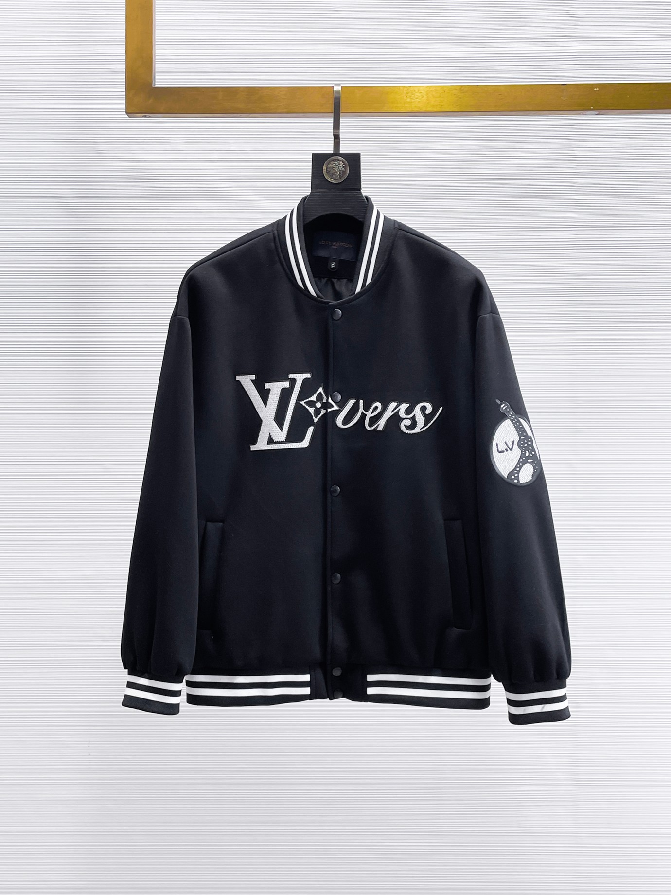 NO:869987,The hot spring LV model is the same as the official website, and is on sale in advance!  2026ss new spring men's jackets, original high-end version with three standards!  With hidden hood, custom-made fabrics at the counter, highly breathable and comfortable, impeccable details, brand element design concept, reflecting high quality. It feels delicate and soft!  It presents a casual cut and the upper body shape is awesome!  Size M～3XL, maximum wear is 195kg.,,louis vuitton,jackets & coats,jackets & coats,hats,19860909开春爆款LV 官网同款,提前发售！2026ss开春新款男士夹克外套,原单三标齐全高端版本！带隐藏帽,专柜定制面料 透气舒适度高,细节无可挑剔,品牌元素设计理念,体现高品质.手感细腻柔软！呈现休闲裁剪,上身版型超赞！码数M～3XL,最大穿195斤.,,louis vuitton,jackets & coats,jackets & coats,hats,,Men's clothing