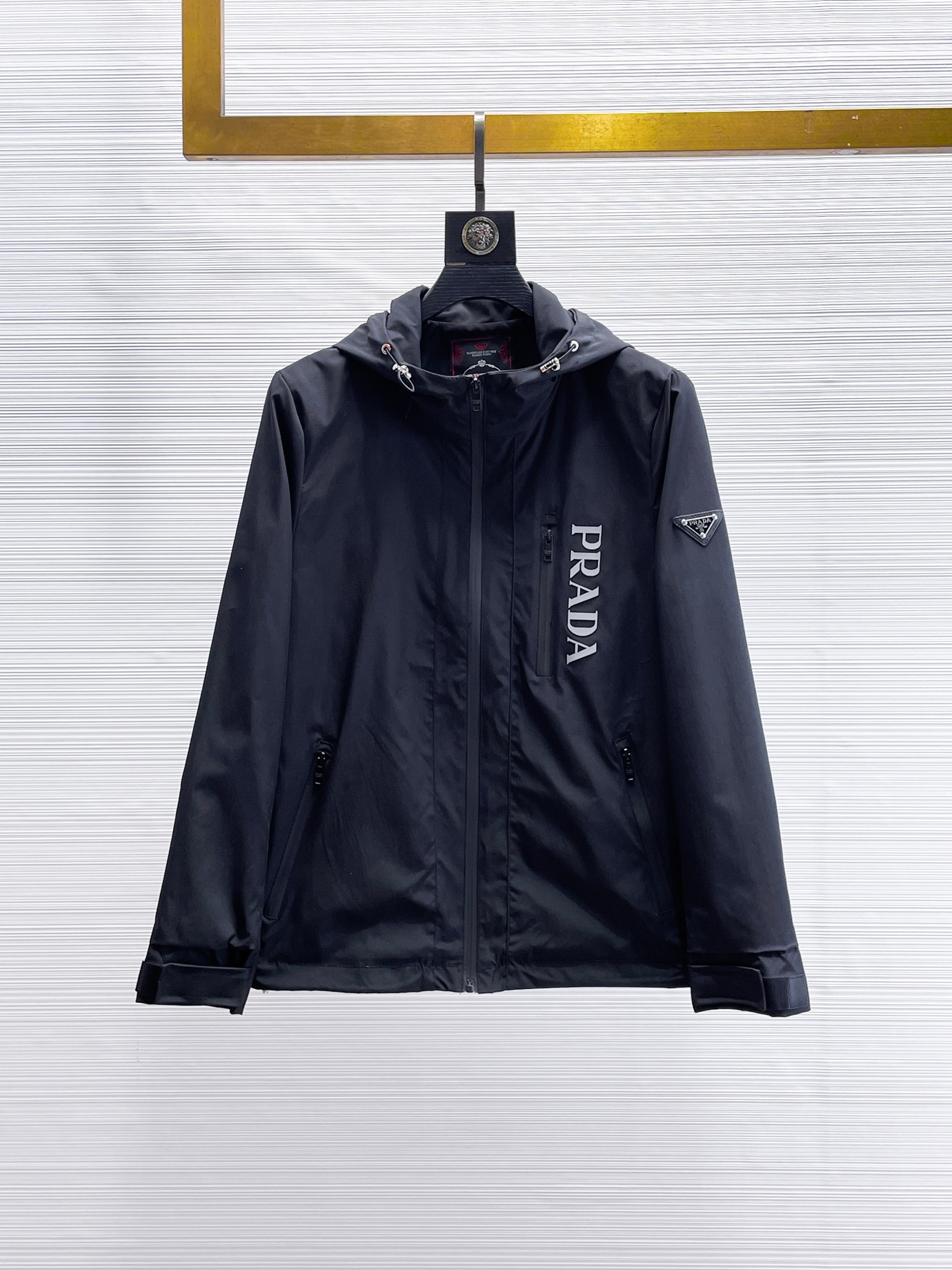 NO:869943,The popular Prada model for spring is the same model as on PRADA’s official website, and is on sale in advance!  2026ss new spring men's jackets, original high-end version with three standards!  With hidden hood, custom-made fabrics at the counter, highly breathable and comfortable, impeccable details, brand element design concept, reflecting high quality. It feels delicate and soft!  It presents a casual cut and the upper body shape is awesome!  Size M～3XL, maximum wearing capacity is 195kg.,,prada,prada,jackets & coats,jackets & coats,hats,19860909开春爆款普拉达 PRADA 官网同款,提前发售！2026ss开春新款男士夹克外套,原单三标齐全高端版本！带隐藏帽,专柜定制面料 透气舒适度高,细节无可挑剔,品牌元素设计理念,体现高品质.手感细腻柔软！呈现休闲裁剪,上身版型超赞！码数M～3XL,最大穿195斤.,,prada,prada,jackets & coats,jackets & coats,hats,,Men's clothing