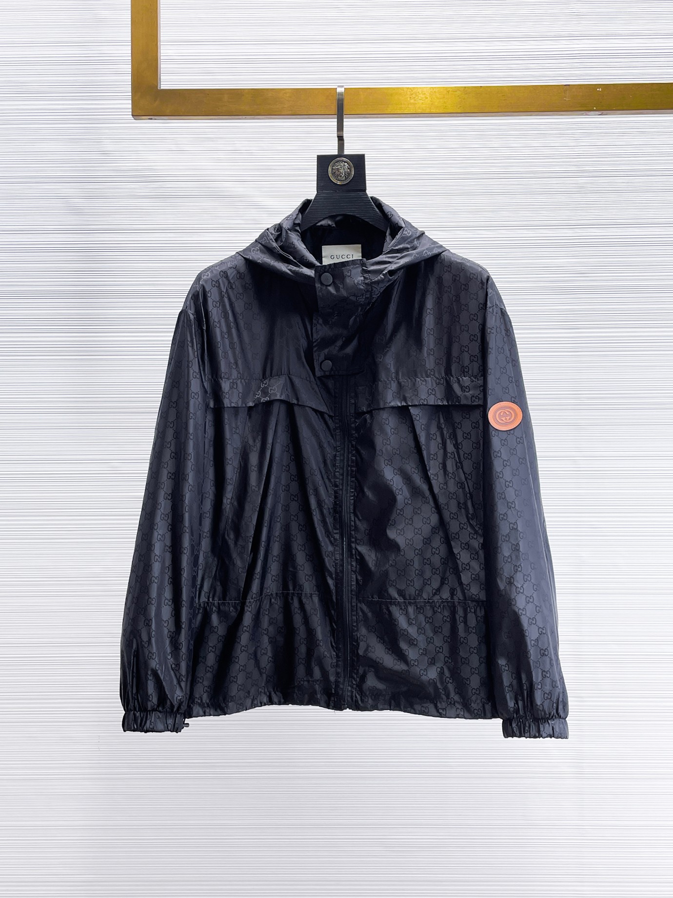 NO:870011,Gucci’s popular spring style, the same style as the official website, is on sale in advance!  2026ss new spring men's jackets, original high-end version with three standards!  With hidden hood, custom-made fabrics at the counter, highly breathable and comfortable, impeccable details, brand element design concept, reflecting high quality. It feels delicate and soft!  It presents a casual cut and the upper body shape is awesome!  Size M～3XL, maximum wearing capacity is 195 catties.,,jackets & coats,jackets & coats,hats,19860909开春爆款古奇 官网同款,提前发售！2026ss开春新款男士夹克外套,原单三标齐全高端版本！带隐藏帽,专柜定制面料 透气舒适度高,细节无可挑剔,品牌元素设计理念,体现高品质.手感细腻柔软！呈现休闲裁剪,上身版型超赞！码数M～3XL,最大穿195斤.,,jackets & coats,jackets & coats,hats,,Men's clothing