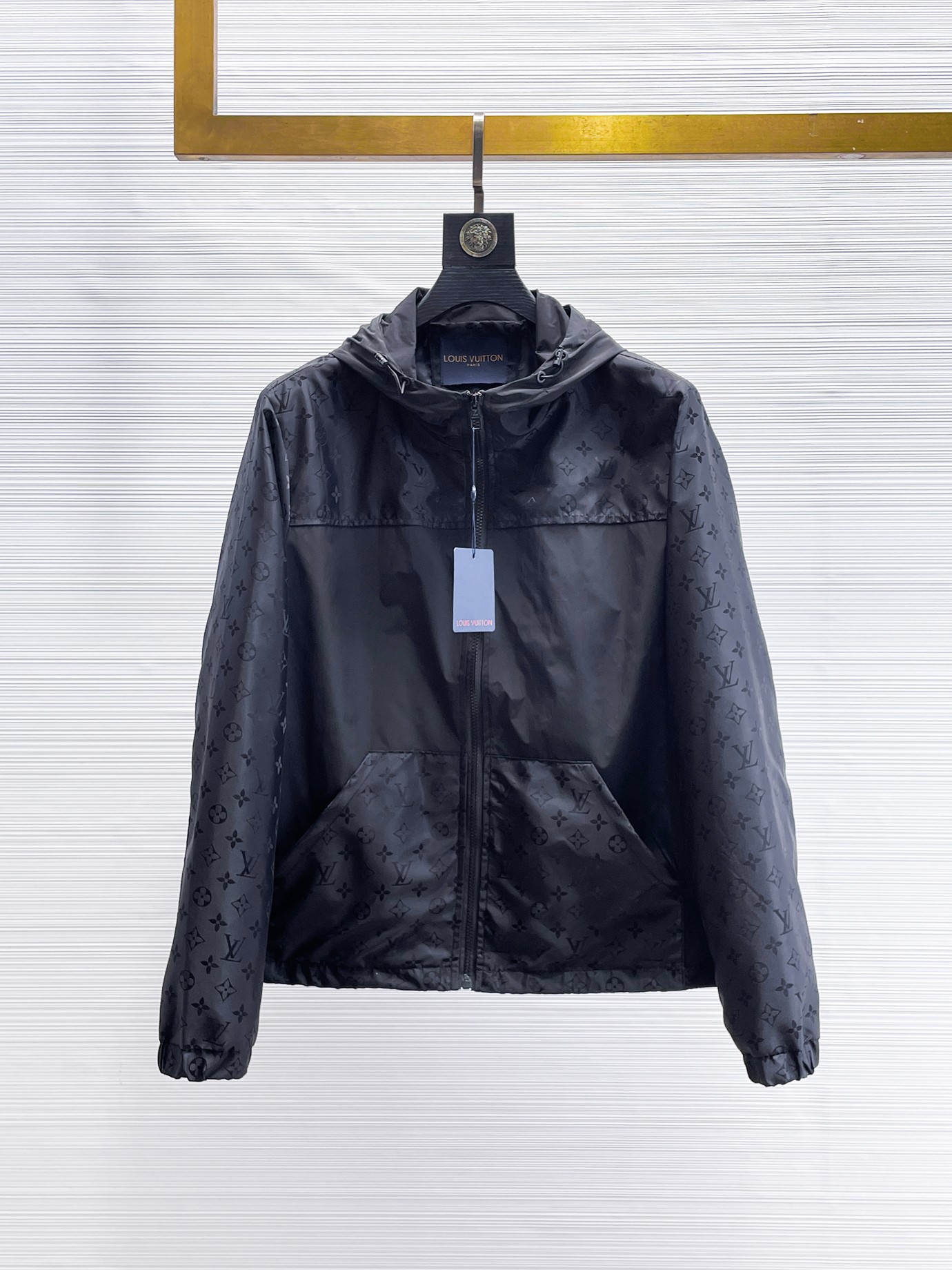 NO:870003,The hot spring LV model is the same as the official website, and is on sale in advance!  2026ss new spring men's jackets, original high-end version with three standards!  With hidden hood, custom-made fabrics at the counter, highly breathable and comfortable, impeccable details, brand element design concept, reflecting high quality. It feels delicate and soft!  It presents a casual cut and the upper body shape is awesome!  Size M～3XL, maximum wear is 195kg.,,louis vuitton,jackets & coats,jackets & coats,hats,19860909开春爆款LV 官网同款,提前发售！2026ss开春新款男士夹克外套,原单三标齐全高端版本！带隐藏帽,专柜定制面料 透气舒适度高,细节无可挑剔,品牌元素设计理念,体现高品质.手感细腻柔软！呈现休闲裁剪,上身版型超赞！码数M～3XL,最大穿195斤.,,louis vuitton,jackets & coats,jackets & coats,hats,,Men's clothing