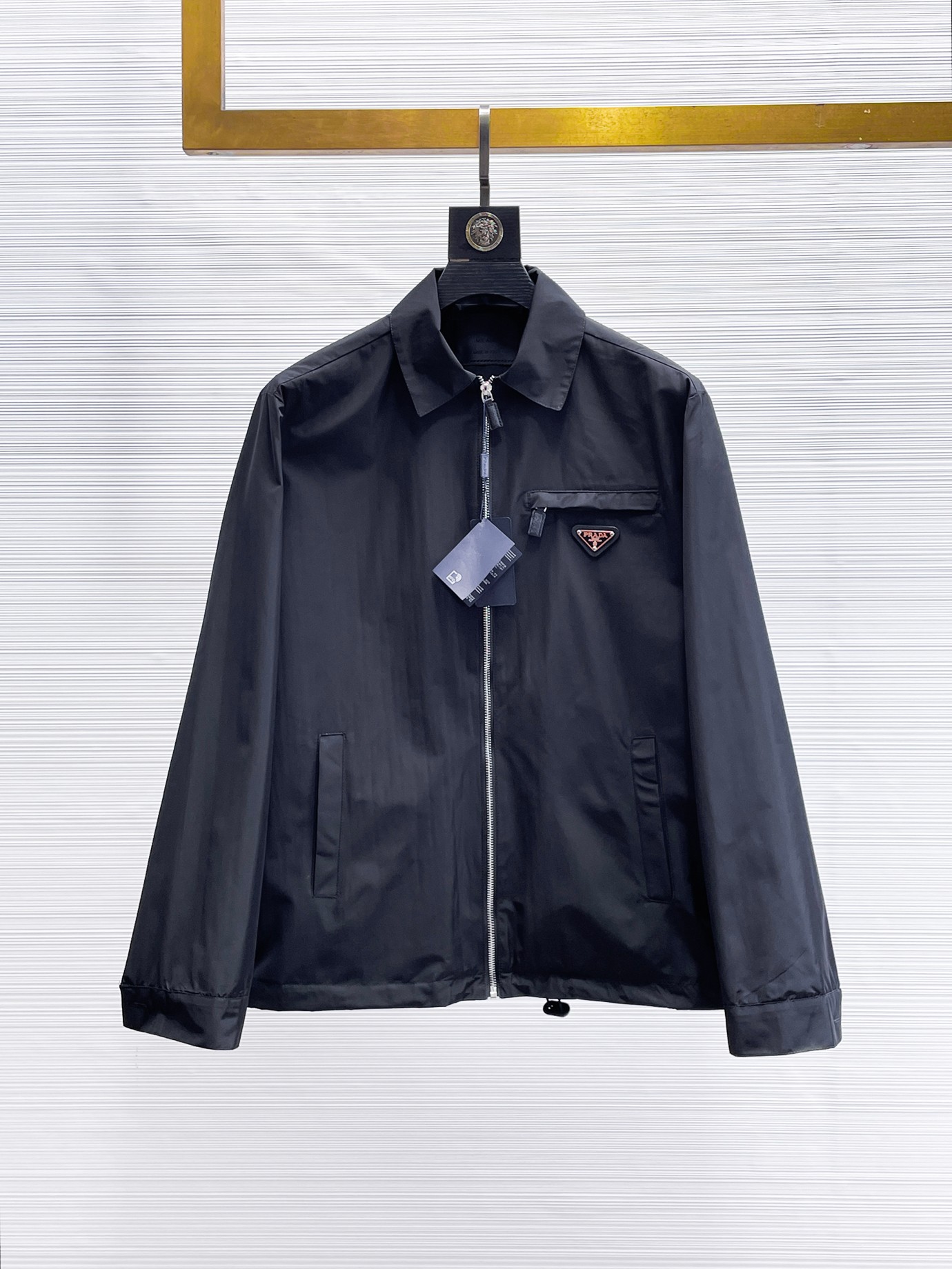 NO:869995,Prada’s hot spring model is the same style as the official website, and is on sale in advance!  2026ss new spring men's jackets, original high-end version with three standards!  With hidden hood, custom-made fabrics at the counter, highly breathable and comfortable, impeccable details, brand element design concept, reflecting high quality. It feels delicate and soft!  It presents a casual cut and the upper body shape is awesome!  Size M～3XL, maximum wearing capacity is 195 catties.,,prada,jackets & coats,jackets & coats,hats,19860909开春爆款普拉达 官网同款,提前发售！2026ss开春新款男士夹克外套,原单三标齐全高端版本！带隐藏帽,专柜定制面料 透气舒适度高,细节无可挑剔,品牌元素设计理念,体现高品质.手感细腻柔软！呈现休闲裁剪,上身版型超赞！码数M～3XL,最大穿195斤.,,prada,jackets & coats,jackets & coats,hats,,Men's clothing