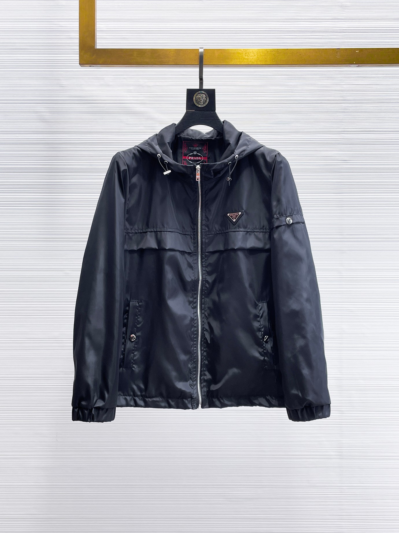 NO:869944,The popular model for spring, the same model as Prada’s official website, is on sale in advance!  2026ss new spring men's jackets, original high-end version with three standards!  With hidden hood, custom-made fabrics at the counter, highly breathable and comfortable, impeccable details, brand element design concept, reflecting high quality. It feels delicate and soft!  It presents a casual cut and the upper body shape is awesome!  Size M～3XL, maximum wearing capacity is 195 catties.,,prada,jackets & coats,jackets & coats,hats,19860909开春爆款 普拉达 官网同款,提前发售！2026ss开春新款男士夹克外套,原单三标齐全高端版本！带隐藏帽,专柜定制面料 透气舒适度高,细节无可挑剔,品牌元素设计理念,体现高品质.手感细腻柔软！呈现休闲裁剪,上身版型超赞！码数M～3XL,最大穿195斤.,,prada,jackets & coats,jackets & coats,hats,,Men's clothing