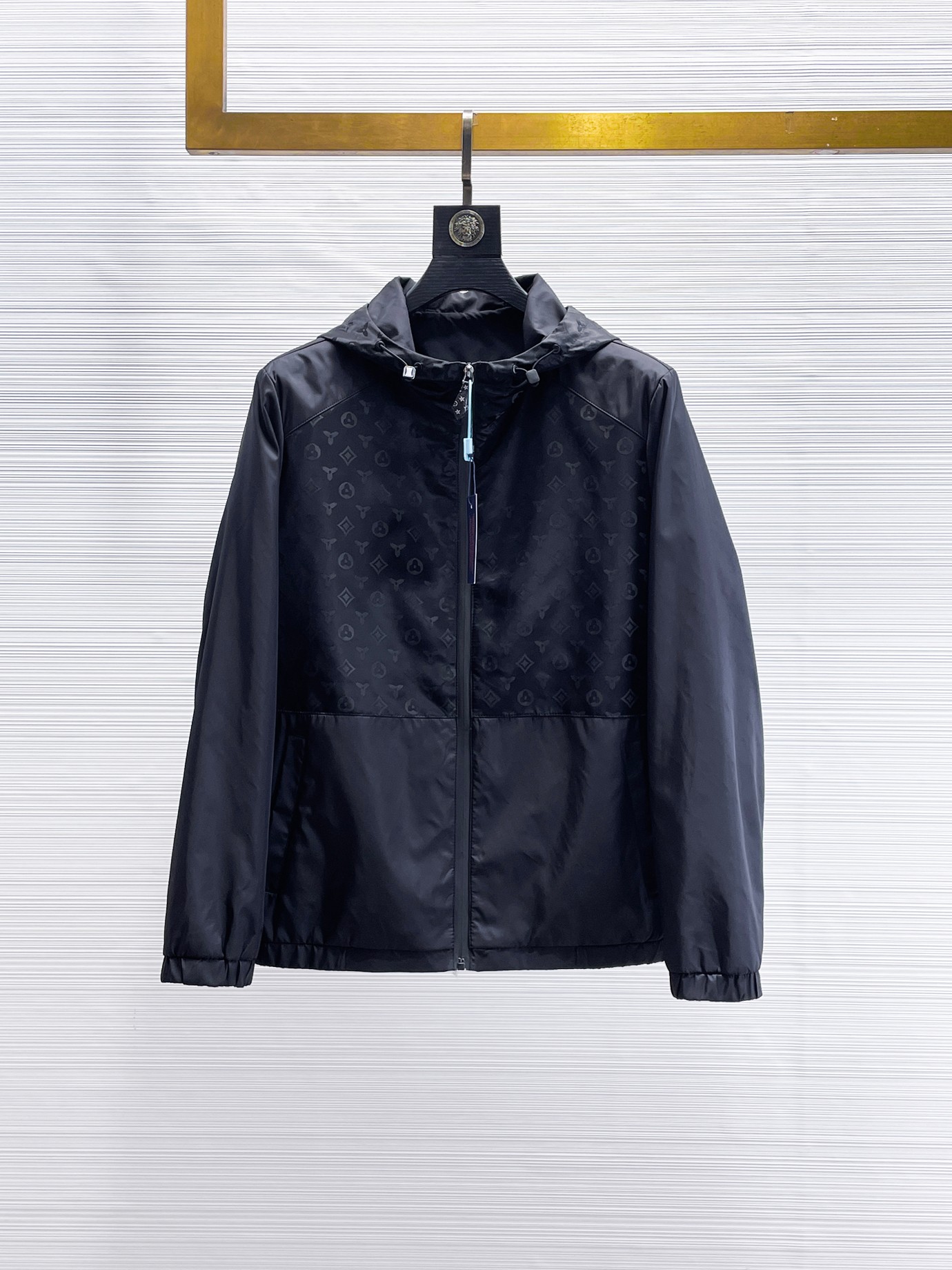 NO:870013,The hot spring model is the same as the LV official website, on sale in advance!  2026ss new spring men's jackets, original high-end version with three standards!  With hidden hood, custom-made fabrics at the counter, highly breathable and comfortable, impeccable details, brand element design concept, reflecting high quality. It feels delicate and soft!  It presents a casual cut and the upper body shape is awesome!  Size M～3XL, maximum wear is 195kg.,,louis vuitton,jackets & coats,jackets & coats,hats,19860909开春爆款 LV 官网同款,提前发售！2026ss开春新款男士夹克外套,原单三标齐全高端版本！带隐藏帽,专柜定制面料 透气舒适度高,细节无可挑剔,品牌元素设计理念,体现高品质.手感细腻柔软！呈现休闲裁剪,上身版型超赞！码数M～3XL,最大穿195斤.,,louis vuitton,jackets & coats,jackets & coats,hats,,Men's clothing