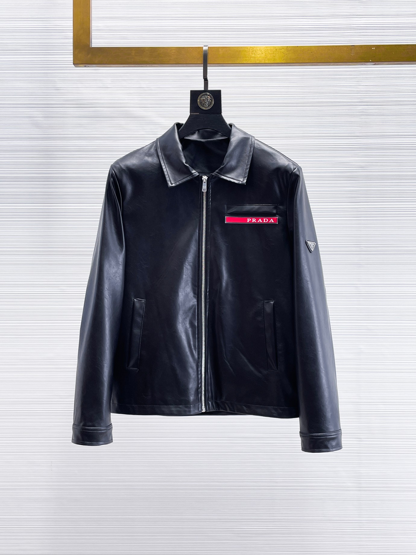 NO:869950,Hot spring items!  Prada 2026 Spring Leather Counter New Casual Fashion Jacket. Ultra-avant-garde design style. Delicate and comfortable. Very light to wear and not easy to wrinkle. Multiple craftsmanship. The overall design is quite visual. The upper body is casual and stylish, with a certain degree of stiffness. It is definitely recommended for the temperament that is at the forefront of fashion. It is a must-have for urban leisure. Size M-XXXL (175 140 catties wears L and the maximum wear is 200 catties), prada, jackets &  coats,leather jacket,19860909开春爆款！ 普拉达 2026开春皮衣专柜新款休闲时尚夹克 超前卫设计风格 细腻舒适 穿着非常轻便不易起皱.多重重工艺 整体的设计颇具视觉感,上身休闲有型,有一定的挺括度,绝对走在时尚最尖端的气质感推荐,都市休闲必备.尺码 M-XXXL(175 140斤穿L 最大穿200斤),,prada,jackets & coats,leather jacket,,Men's clothing