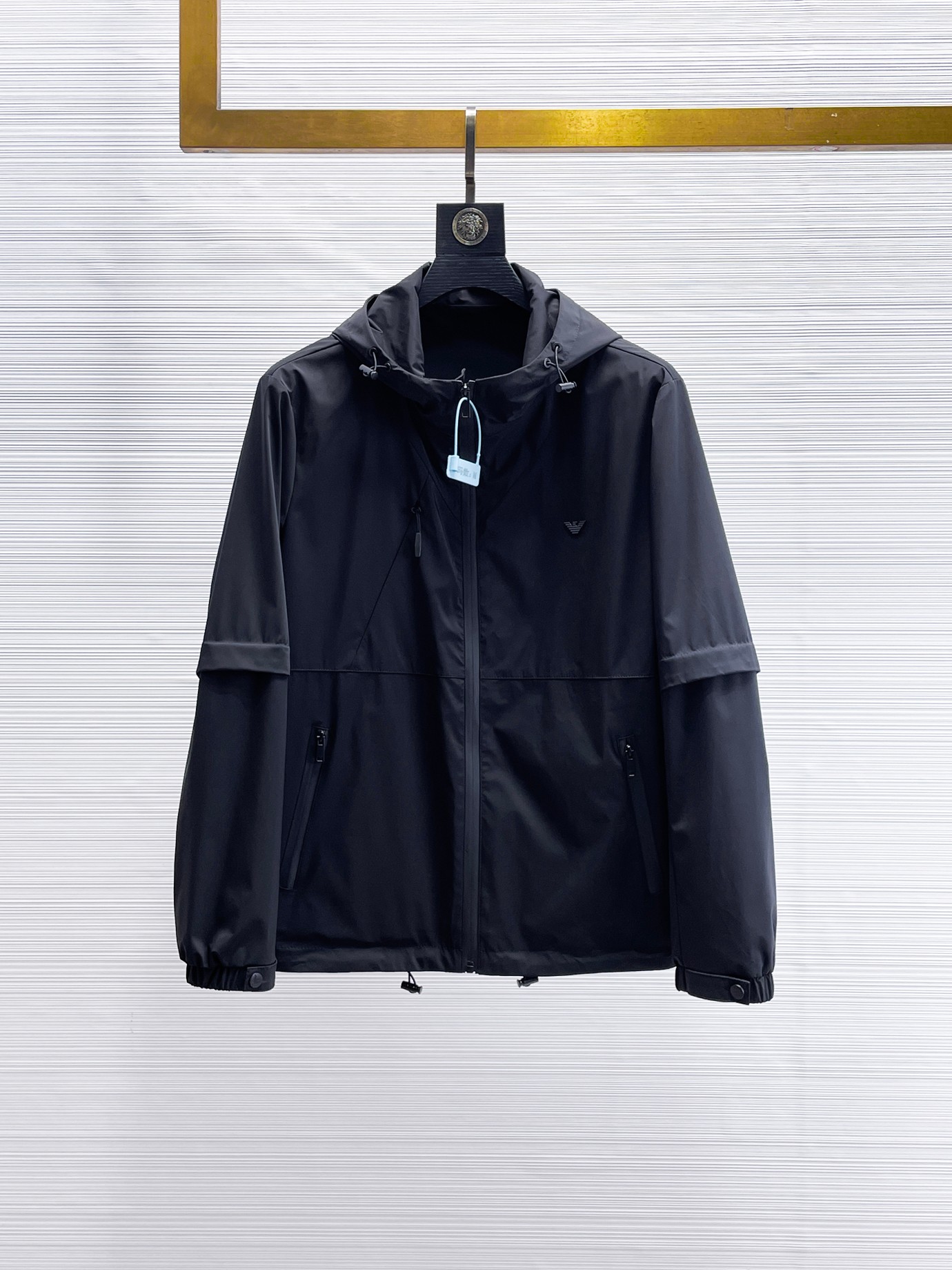 NO:868983,The hot spring model is the same as Armani’s official website, and is on sale in advance!  2026ss new spring men's jackets, original high-end version with three standards!  With hidden hood, custom-made fabrics at the counter, highly breathable and comfortable, impeccable details, brand element design concept, reflecting high quality. It feels delicate and soft!  It presents a casual cut and the upper body shape is awesome!  Size M～3XL, maximum wearing capacity is 195 catties.,,armani,jackets & coats,jackets & coats,hats,19860909开春爆款阿玛尼 官网同款,提前发售！2026ss开春新款男士夹克外套,原单三标齐全高端版本！带隐藏帽,专柜定制面料 透气舒适度高,细节无可挑剔,品牌元素设计理念,体现高品质.手感细腻柔软！呈现休闲裁剪,上身版型超赞！码数M～3XL,最大穿195斤.,,armani,jackets & coats,jackets & coats,hats,,Men's clothing