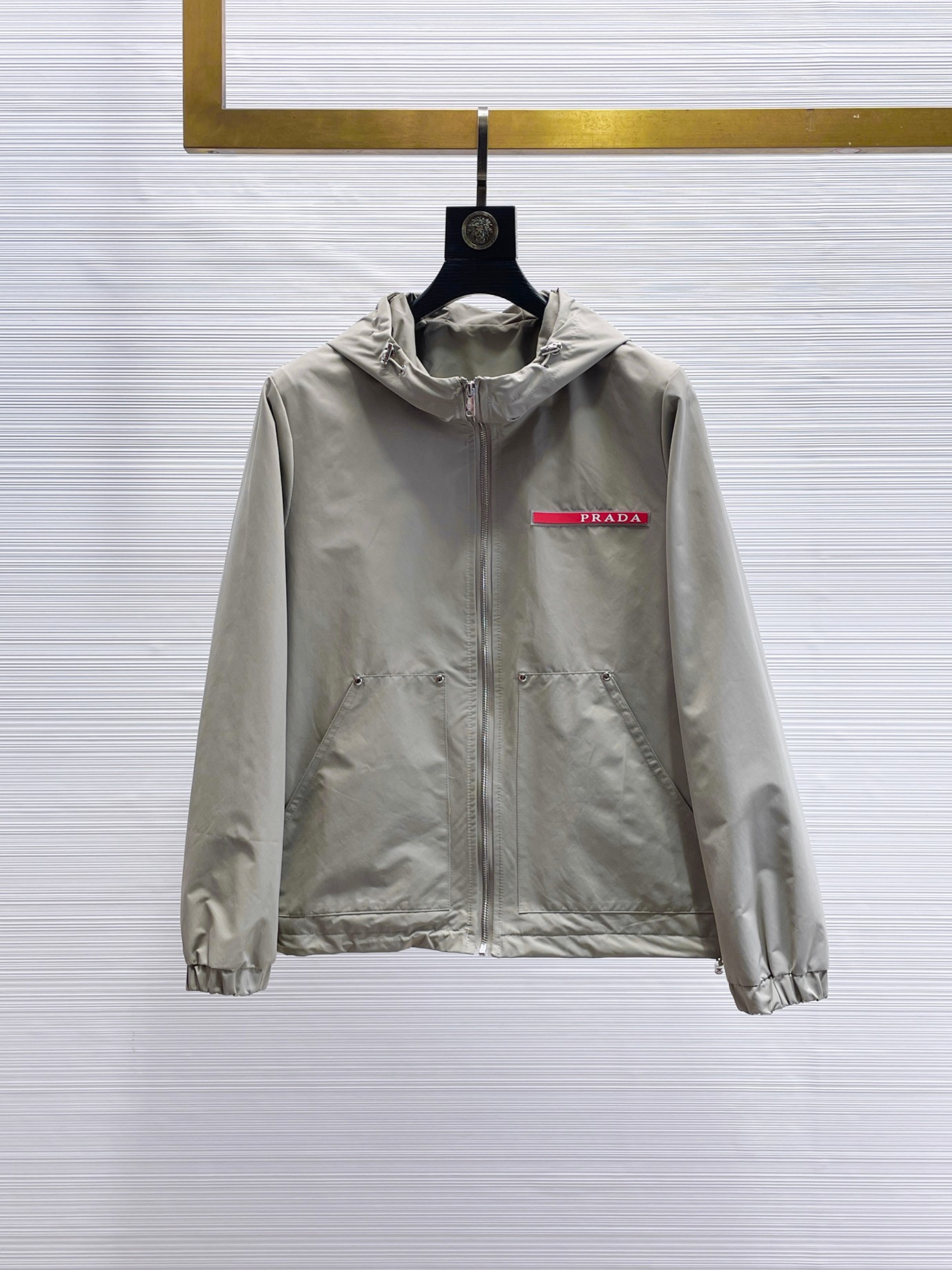 NO:869002,The popular Prada model for spring is the same model as on PRADA’s official website, and is on sale in advance!  2026ss new spring men's jackets, original high-end version with three standards!  With hidden hood, custom-made fabrics at the counter, highly breathable and comfortable, impeccable details, brand element design concept, reflecting high quality. It feels delicate and soft!  It presents a casual cut and the upper body shape is awesome!  Size M～3XL, maximum wearing capacity is 195kg.,,prada,prada,jackets & coats,jackets & coats,hats,19860909开春爆款普拉达 PRADA 官网同款,提前发售！2026ss开春新款男士夹克外套,原单三标齐全高端版本！带隐藏帽,专柜定制面料 透气舒适度高,细节无可挑剔,品牌元素设计理念,体现高品质.手感细腻柔软！呈现休闲裁剪,上身版型超赞！码数M～3XL,最大穿195斤.,,prada,prada,jackets & coats,jackets & coats,hats,,Men's clothing