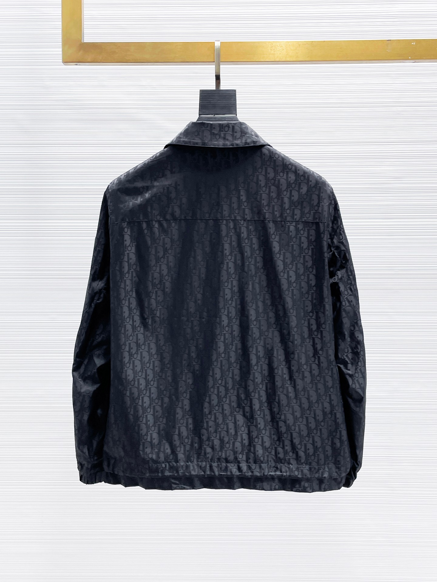NO:869949,Dior’s popular spring style is the same style as the official website, and is on sale in advance!  2026ss new spring men's jackets, original high-end version with three standards!  With hidden hood, custom-made fabrics at the counter, highly breathable and comfortable, impeccable details, brand element design concept, reflecting high quality. It feels delicate and soft!  It presents a casual cut and the upper body shape is awesome!  Size M～3XL, maximum wearing capacity is 195 catties.,,dior,jackets & coats,jackets & coats,hats,19860909开春爆款迪奥 官网同款,提前发售！2026ss开春新款男士夹克外套,原单三标齐全高端版本！带隐藏帽,专柜定制面料 透气舒适度高,细节无可挑剔,品牌元素设计理念,体现高品质.手感细腻柔软！呈现休闲裁剪,上身版型超赞！码数M～3XL,最大穿195斤.,,dior,jackets & coats,jackets & coats,hats,,Men's clothing