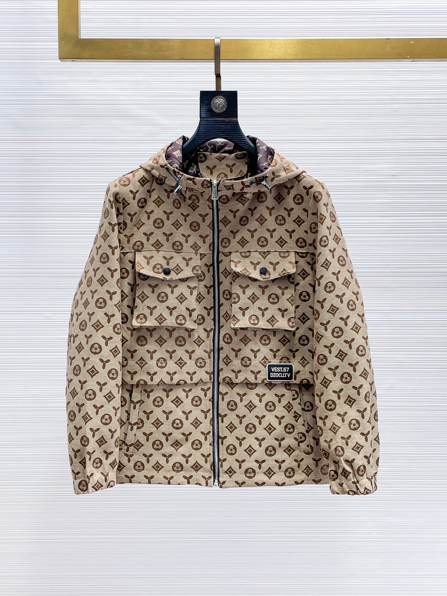 NO:869885,The hot spring LV model is the same as the official website, and is on sale in advance!  2026ss new spring men's jackets, original high-end version with three standards!  With hidden hood, custom-made fabrics at the counter, highly breathable and comfortable, impeccable details, brand element design concept, reflecting high quality. It feels delicate and soft!  It presents a casual cut and the upper body shape is awesome!  Size M～3XL, maximum wear is 195kg.,,louis vuitton,jackets & coats,jackets & coats,hats,19860909开春爆款LV 官网同款,提前发售！2026ss开春新款男士夹克外套,原单三标齐全高端版本！带隐藏帽,专柜定制面料 透气舒适度高,细节无可挑剔,品牌元素设计理念,体现高品质.手感细腻柔软！呈现休闲裁剪,上身版型超赞！码数M～3XL,最大穿195斤.,,louis vuitton,jackets & coats,jackets & coats,hats,,Men's clothing
