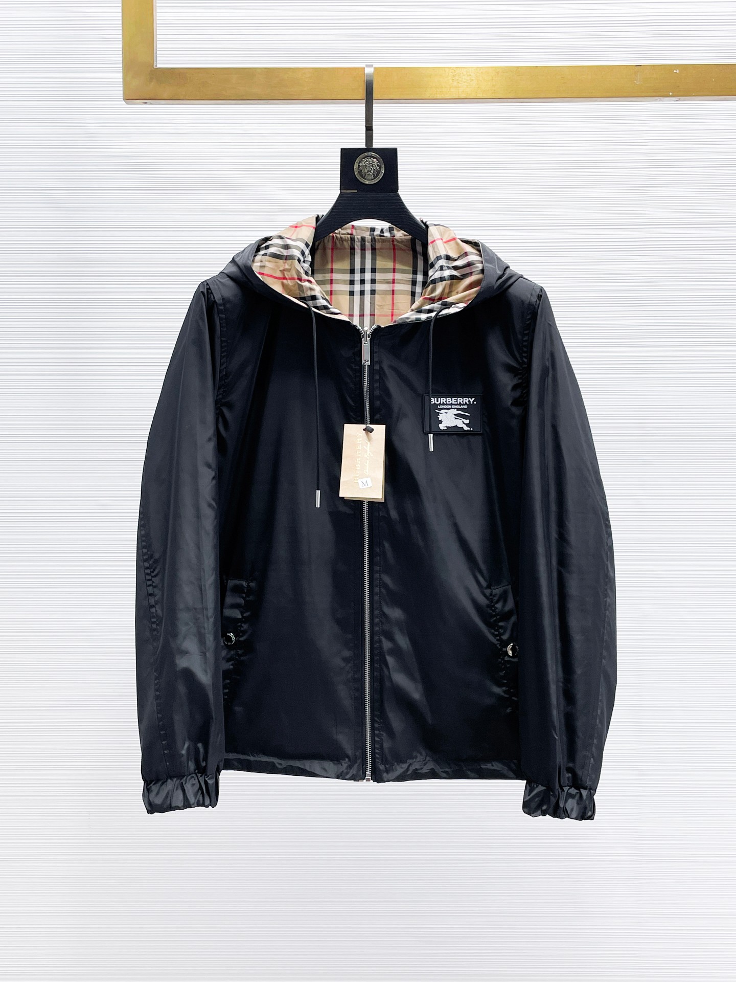 NO:869963,Burberry’s popular spring style is the same style as the official website, and is on sale in advance!  2026ss new spring men's jackets, original high-end version with three standards!  With hidden hood, custom-made fabrics at the counter, highly breathable and comfortable, impeccable details, brand element design concept, reflecting high quality. It feels delicate and soft!  It presents a casual cut and the upper body shape is awesome!  Size M～3XL, maximum wearing capacity is 195 catties.,,burberry,jackets & coats,jackets & coats,hats,19860909开春爆款巴宝莉 官网同款,提前发售！2026ss开春新款男士夹克外套,原单三标齐全高端版本！带隐藏帽,专柜定制面料 透气舒适度高,细节无可挑剔,品牌元素设计理念,体现高品质.手感细腻柔软！呈现休闲裁剪,上身版型超赞！码数M～3XL,最大穿195斤.,,burberry,jackets & coats,jackets & coats,hats,,Men's clothing
