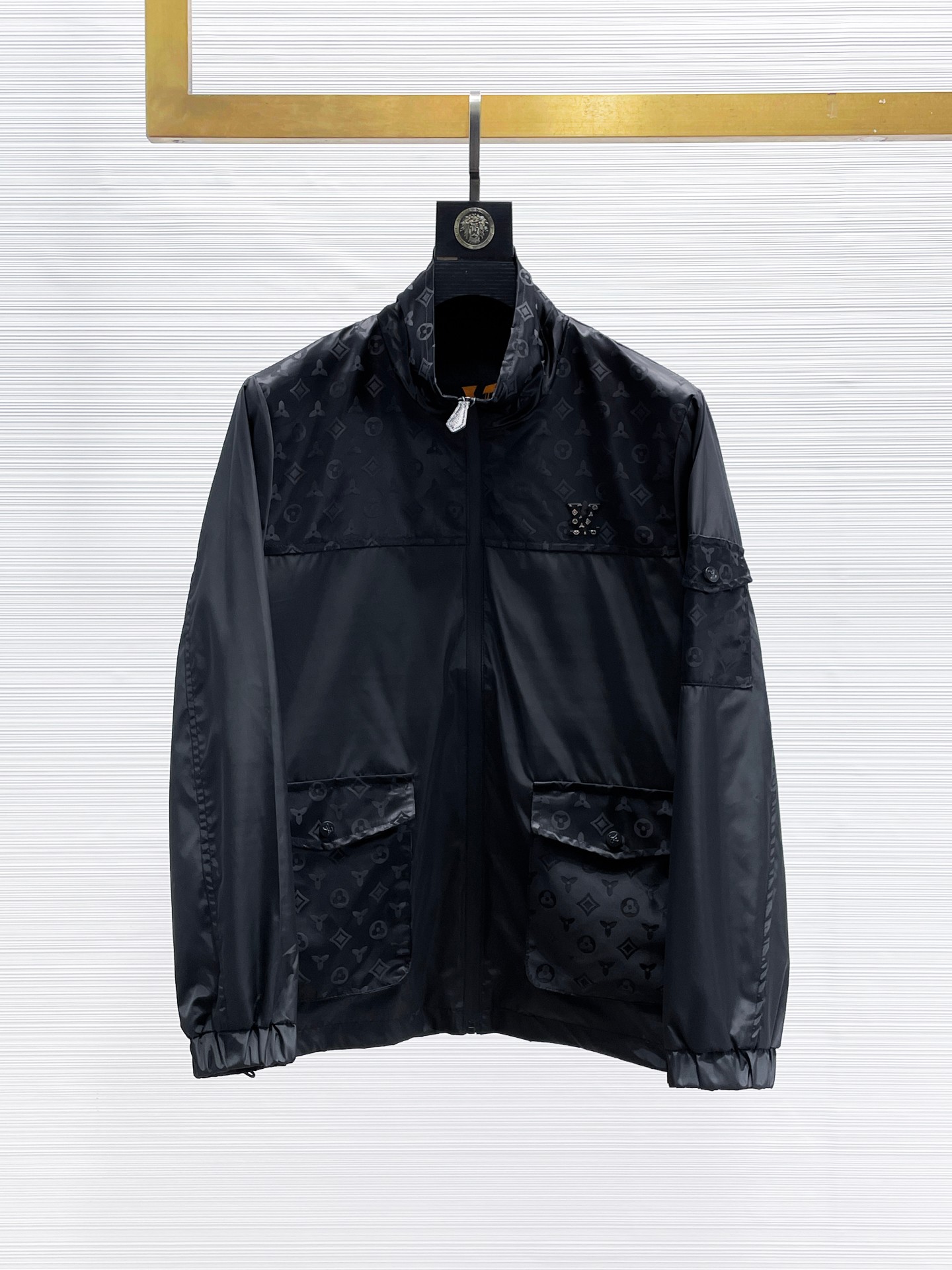 NO:869971,The hot spring LV model is the same as the official website, and is on sale in advance!  2026ss new spring men's jackets, original high-end version with three standards!  With hidden hood, custom-made fabrics at the counter, highly breathable and comfortable, impeccable details, brand element design concept, reflecting high quality. It feels delicate and soft!  It presents a casual cut and the upper body shape is awesome!  Size M～3XL, maximum wear is 195kg.,,louis vuitton,jackets & coats,jackets & coats,hats,19860909开春爆款LV 官网同款,提前发售！2026ss开春新款男士夹克外套,原单三标齐全高端版本！带隐藏帽,专柜定制面料 透气舒适度高,细节无可挑剔,品牌元素设计理念,体现高品质.手感细腻柔软！呈现休闲裁剪,上身版型超赞！码数M～3XL,最大穿195斤.,,louis vuitton,jackets & coats,jackets & coats,hats,,Men's clothing