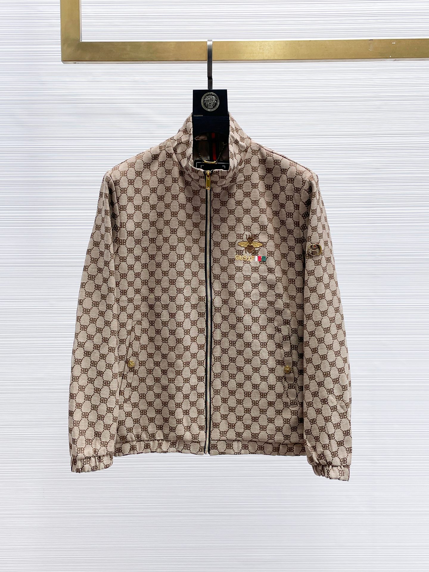NO:869898,Gucci’s popular spring style, the same style as the official website, is on sale in advance!  2026ss new spring men's jackets, original high-end version with three standards!  With hidden hood, custom-made fabrics at the counter, highly breathable and comfortable, impeccable details, brand element design concept, reflecting high quality. It feels delicate and soft!  It presents a casual cut and the upper body shape is awesome!  Size M～3XL, maximum wearing capacity is 195 catties.,,jackets & coats,jackets & coats,hats,19860909开春爆款古奇 官网同款,提前发售！2026ss开春新款男士夹克外套,原单三标齐全高端版本！带隐藏帽,专柜定制面料 透气舒适度高,细节无可挑剔,品牌元素设计理念,体现高品质.手感细腻柔软！呈现休闲裁剪,上身版型超赞！码数M～3XL,最大穿195斤.,,jackets & coats,jackets & coats,hats,,Men's clothing