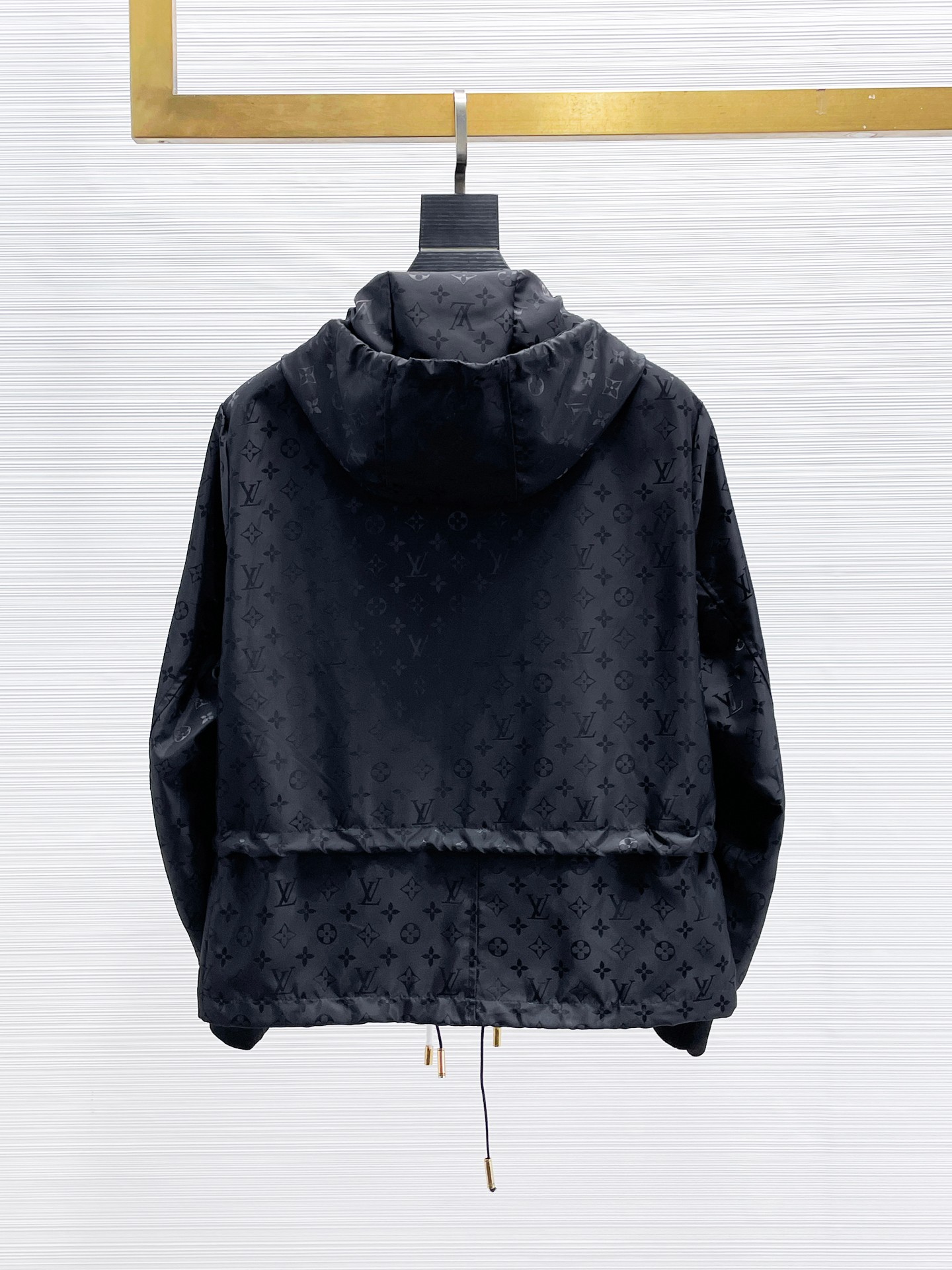 NO:869017,The hot spring LV model is the same as the official website, and is on sale in advance!  2026ss new spring men's jackets, original high-end version with three standards!  With hidden hood, custom-made fabrics at the counter, highly breathable and comfortable, impeccable details, brand element design concept, reflecting high quality. It feels delicate and soft!  It presents a casual cut and the upper body shape is awesome!  Size M～3XL, maximum wear is 195kg.,,louis vuitton,jackets & coats,jackets & coats,hats,19860909开春爆款LV 官网同款,提前发售！2026ss开春新款男士夹克外套,原单三标齐全高端版本！带隐藏帽,专柜定制面料 透气舒适度高,细节无可挑剔,品牌元素设计理念,体现高品质.手感细腻柔软！呈现休闲裁剪,上身版型超赞！码数M～3XL,最大穿195斤.,,louis vuitton,jackets & coats,jackets & coats,hats,,Men's clothing