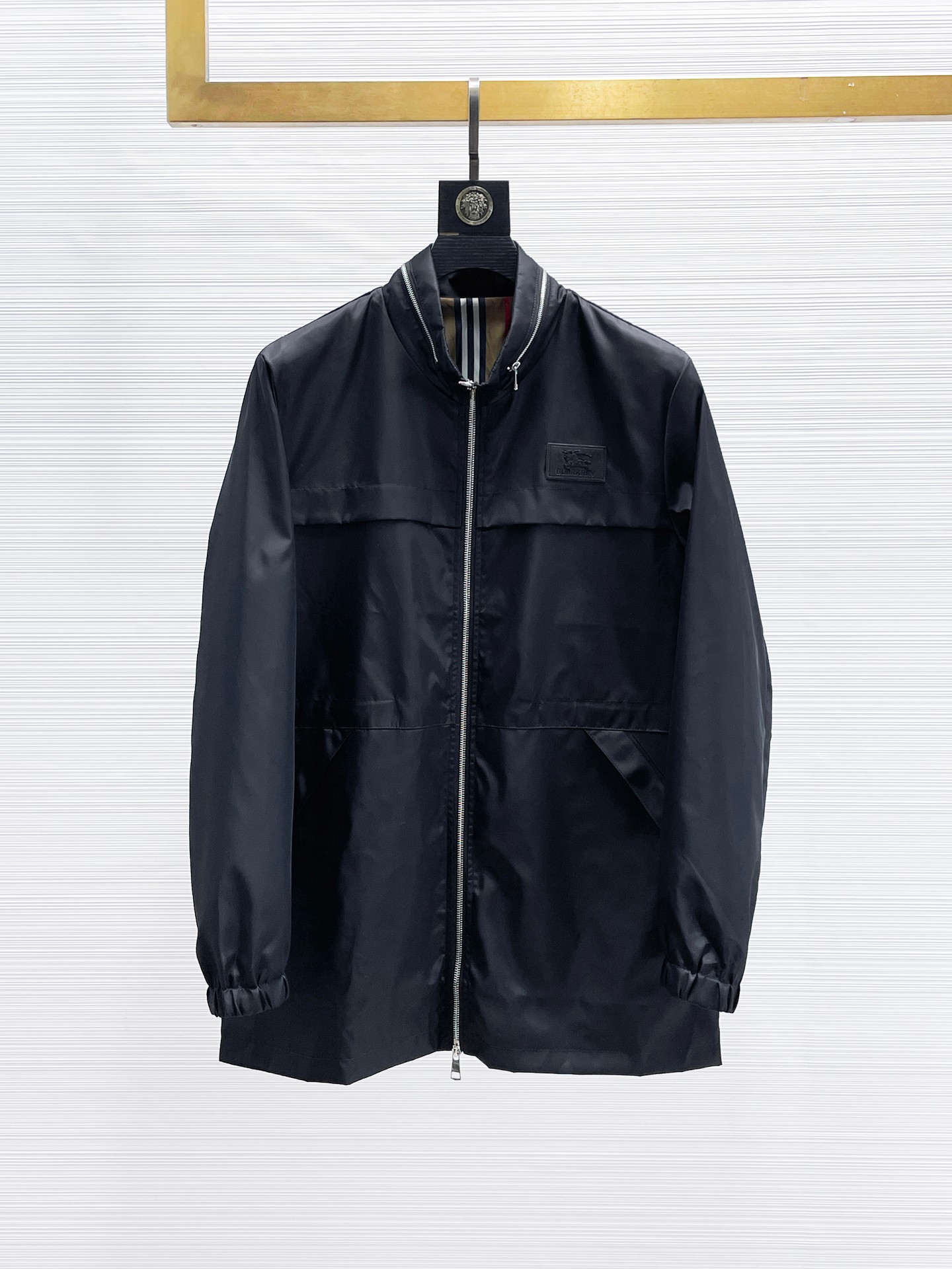 NO:870005,Burberry’s popular spring style is the same style as the official website, and is on sale in advance!  2026ss new spring men's jackets, original high-end version with three standards!  With hidden hood, custom-made fabrics at the counter, highly breathable and comfortable, impeccable details, brand element design concept, reflecting high quality. It feels delicate and soft!  It presents a casual cut and the upper body shape is awesome!  Size M～3XL, maximum wearing capacity is 195 catties.,,burberry,jackets & coats,jackets & coats,hats,19860909开春爆款巴宝莉 官网同款,提前发售！2026ss开春新款男士夹克外套,原单三标齐全高端版本！带隐藏帽,专柜定制面料 透气舒适度高,细节无可挑剔,品牌元素设计理念,体现高品质.手感细腻柔软！呈现休闲裁剪,上身版型超赞！码数M～3XL,最大穿195斤.,,burberry,jackets & coats,jackets & coats,hats,,Men's clothing