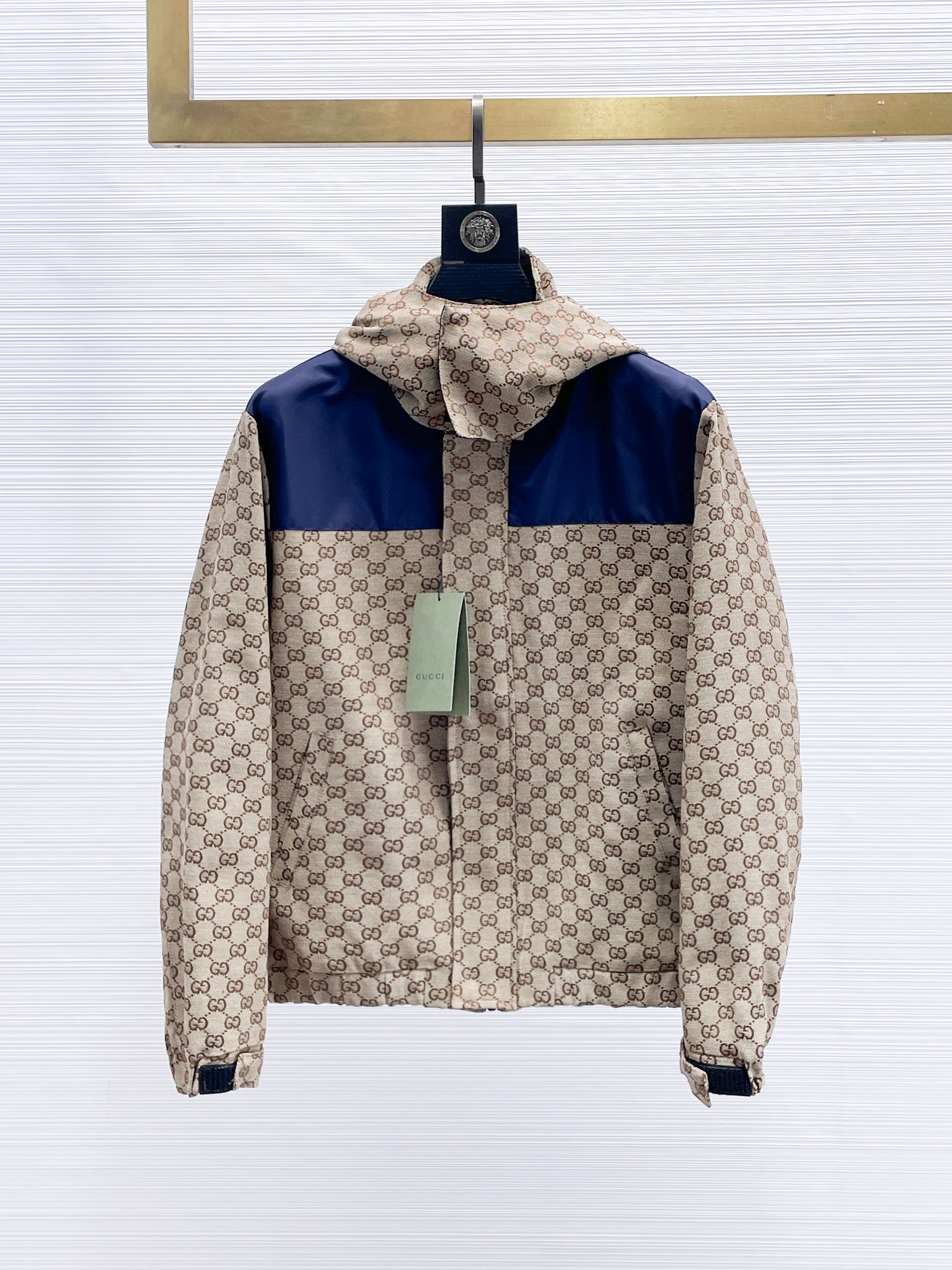 NO:869978,Gucci’s popular spring style, the same style as the official website, is on sale in advance!  2026ss new spring men's jackets, original high-end version with three standards!  With hidden hood, custom-made fabrics at the counter, highly breathable and comfortable, impeccable details, brand element design concept, reflecting high quality. It feels delicate and soft!  It presents a casual cut and the upper body shape is awesome!  Size M～3XL, maximum wearing capacity is 195 catties.,,jackets & coats,jackets & coats,hats,19860909开春爆款古奇 官网同款,提前发售！2026ss开春新款男士夹克外套,原单三标齐全高端版本！带隐藏帽,专柜定制面料 透气舒适度高,细节无可挑剔,品牌元素设计理念,体现高品质.手感细腻柔软！呈现休闲裁剪,上身版型超赞！码数M～3XL,最大穿195斤.,,jackets & coats,jackets & coats,hats,,Men's clothing