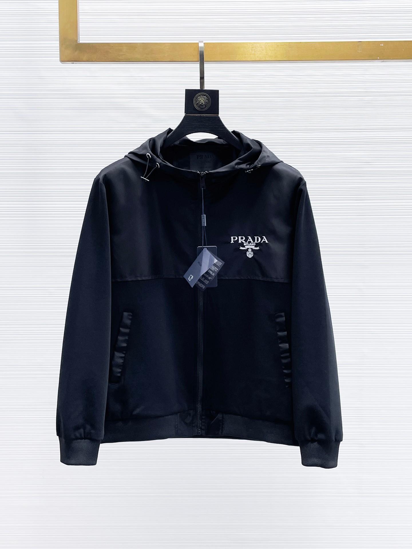 NO:869010,Prada’s hot spring model is the same style as the official website, and is on sale in advance!  2026ss new spring men's jackets, original high-end version with three standards!  With hidden hood, custom-made fabrics at the counter, highly breathable and comfortable, impeccable details, brand element design concept, reflecting high quality. It feels delicate and soft!  It presents a casual cut and the upper body shape is awesome!  Size M～3XL, maximum wearing capacity is 195 catties.,,prada,jackets & coats,jackets & coats,hats,19860909开春爆款普拉达 官网同款,提前发售！2026ss开春新款男士夹克外套,原单三标齐全高端版本！带隐藏帽,专柜定制面料 透气舒适度高,细节无可挑剔,品牌元素设计理念,体现高品质.手感细腻柔软！呈现休闲裁剪,上身版型超赞！码数M～3XL,最大穿195斤.,,prada,jackets & coats,jackets & coats,hats,,Men's clothing