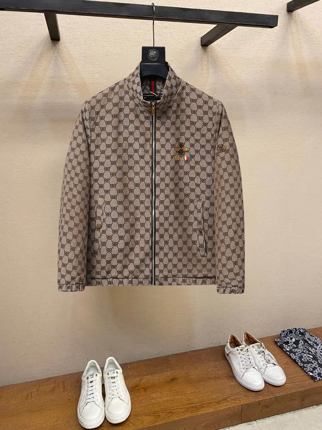 NO:862280,Gucci’s popular spring style, the same style as the official website, is on sale in advance!  2026ss new spring men's jackets, original high-end version with three standards!  With hidden hood, custom-made fabrics at the counter, highly breathable and comfortable, impeccable details, brand element design concept, reflecting high quality. It feels delicate and soft!  It presents a casual cut and the upper body shape is awesome!  Size M～3XL, maximum wearing capacity is 195 catties.,,jackets & coats,jackets & coats,hats,19860909开春爆款古奇 官网同款,提前发售！2026ss开春新款男士夹克外套,原单三标齐全高端版本！带隐藏帽,专柜定制面料 透气舒适度高,细节无可挑剔,品牌元素设计理念,体现高品质.手感细腻柔软！呈现休闲裁剪,上身版型超赞！码数M～3XL,最大穿195斤.,,jackets & coats,jackets & coats,hats,,Men's clothing