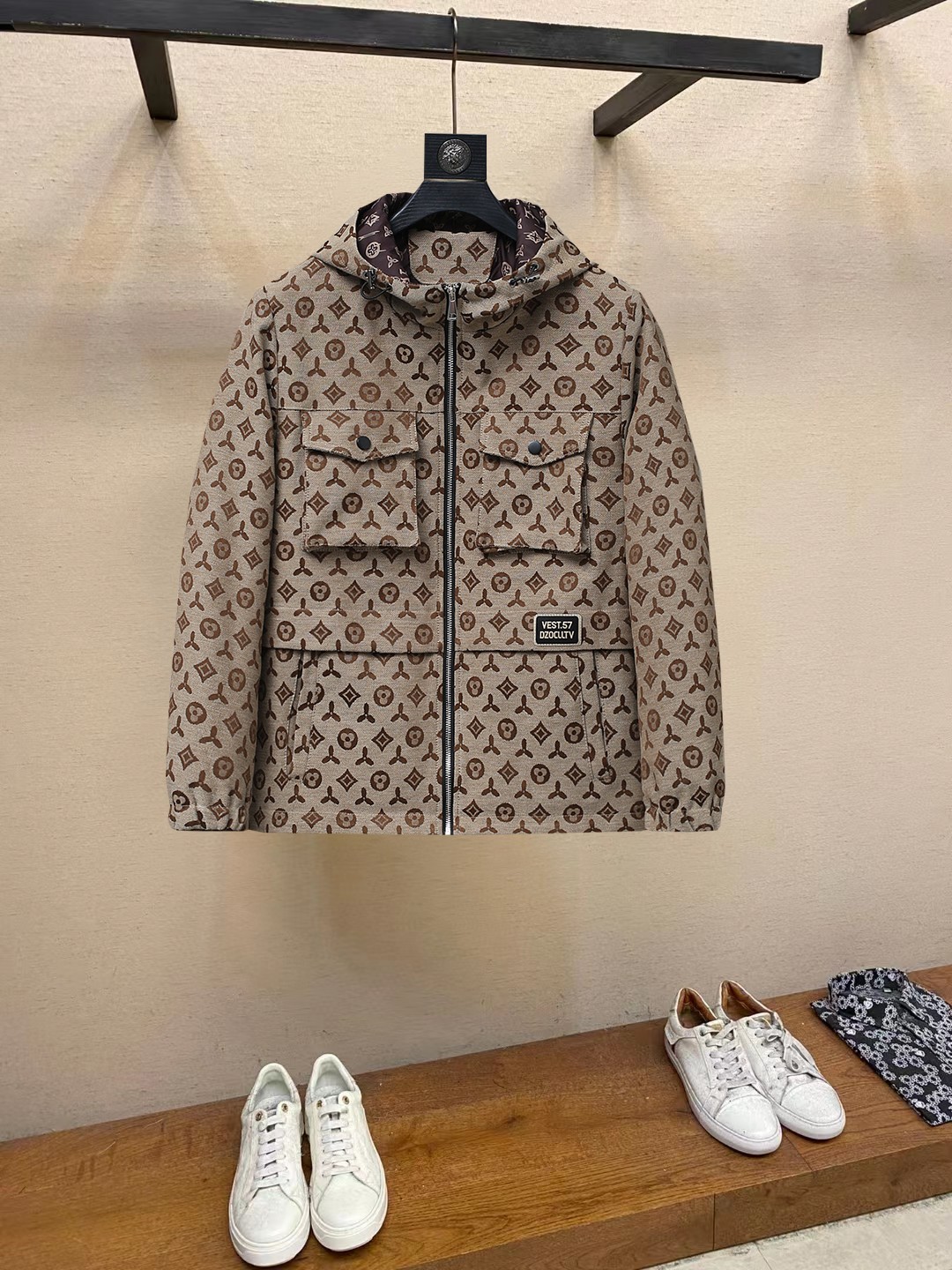 NO:862313,The hot spring LV model is the same as the official website, and is on sale in advance!  2026ss new spring men's jackets, original high-end version with three standards!  With hidden hood, custom-made fabrics at the counter, highly breathable and comfortable, impeccable details, brand element design concept, reflecting high quality. It feels delicate and soft!  It presents a casual cut and the upper body shape is awesome!  Size M～3XL, maximum wear is 195kg.,,louis vuitton,jackets & coats,jackets & coats,hats,19860909开春爆款LV 官网同款,提前发售！2026ss开春新款男士夹克外套,原单三标齐全高端版本！带隐藏帽,专柜定制面料 透气舒适度高,细节无可挑剔,品牌元素设计理念,体现高品质.手感细腻柔软！呈现休闲裁剪,上身版型超赞！码数M～3XL,最大穿195斤.,,louis vuitton,jackets & coats,jackets & coats,hats,,Men's clothing