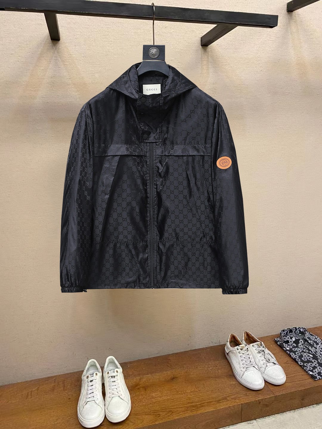 NO:862326,Gucci’s popular spring style, the same style as the official website, is on sale in advance!  2026ss new spring men's jackets, original high-end version with three standards!  With hidden hood, custom-made fabrics at the counter, highly breathable and comfortable, impeccable details, brand element design concept, reflecting high quality. It feels delicate and soft!  It presents a casual cut and the upper body shape is awesome!  Size M～3XL, maximum wearing capacity is 195 catties.,,jackets & coats,jackets & coats,hats,19860909开春爆款古奇 官网同款,提前发售！2026ss开春新款男士夹克外套,原单三标齐全高端版本！带隐藏帽,专柜定制面料 透气舒适度高,细节无可挑剔,品牌元素设计理念,体现高品质.手感细腻柔软！呈现休闲裁剪,上身版型超赞！码数M～3XL,最大穿195斤.,,jackets & coats,jackets & coats,hats,,Men's clothing