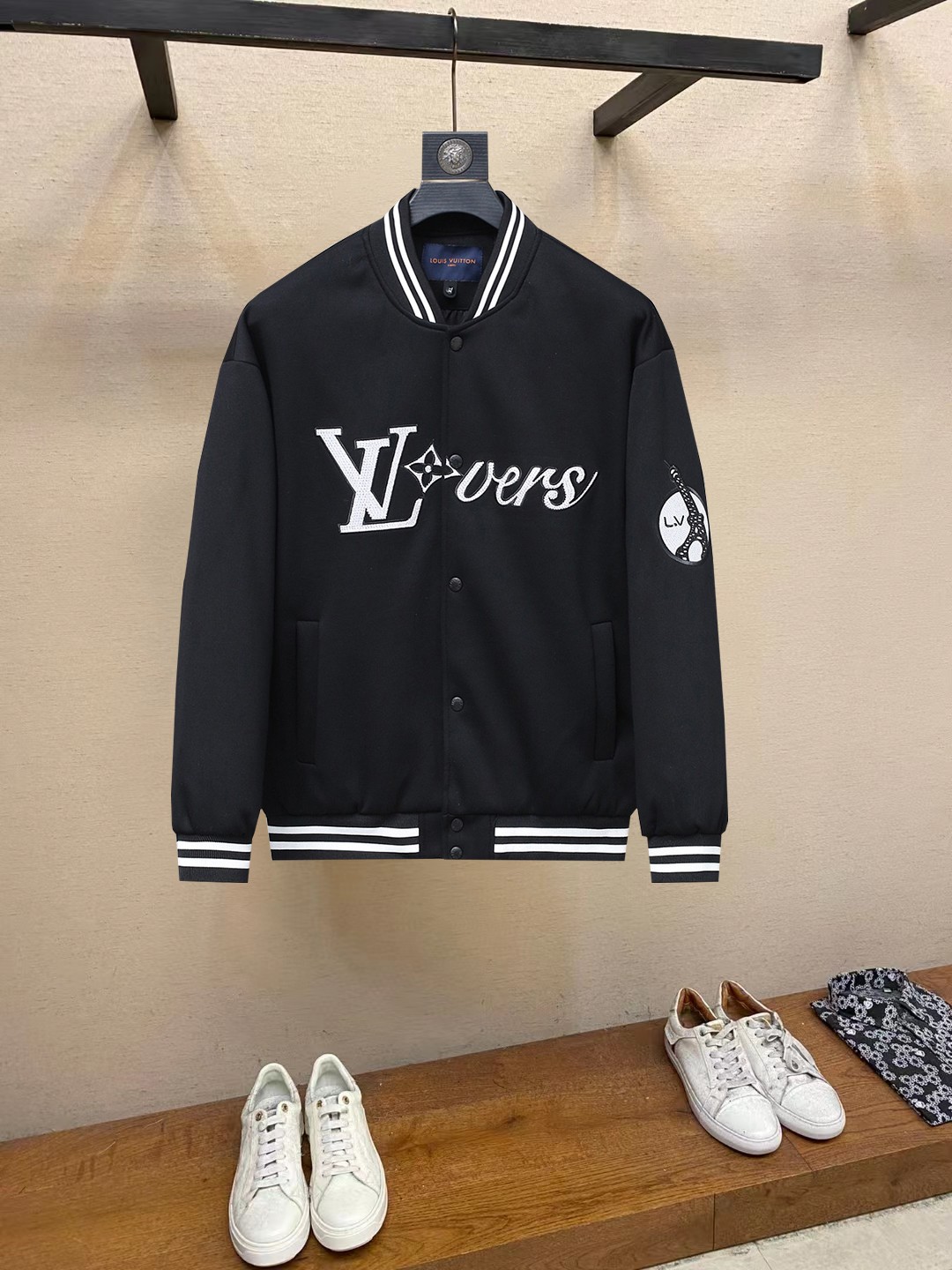 NO:862379,Hot spring style, same style as LV official website, on sale in advance!  2026ss new spring men's jackets, original high-end version with three standards!  With hidden hood, custom-made fabrics at the counter, highly breathable and comfortable, impeccable details, brand element design concept, reflecting high quality. It feels delicate and soft!  It presents a casual cut and the upper body shape is awesome!  Size M～3XL, maximum wear is 195kg.,,louis vuitton,jackets & coats,jackets & coats,hats,19860909开春爆款,LV 官网同款,提前发售！2026ss开春新款男士夹克外套,原单三标齐全高端版本！带隐藏帽,专柜定制面料 透气舒适度高,细节无可挑剔,品牌元素设计理念,体现高品质.手感细腻柔软！呈现休闲裁剪,上身版型超赞！码数M～3XL,最大穿195斤.,,louis vuitton,jackets & coats,jackets & coats,hats,,Men's clothing