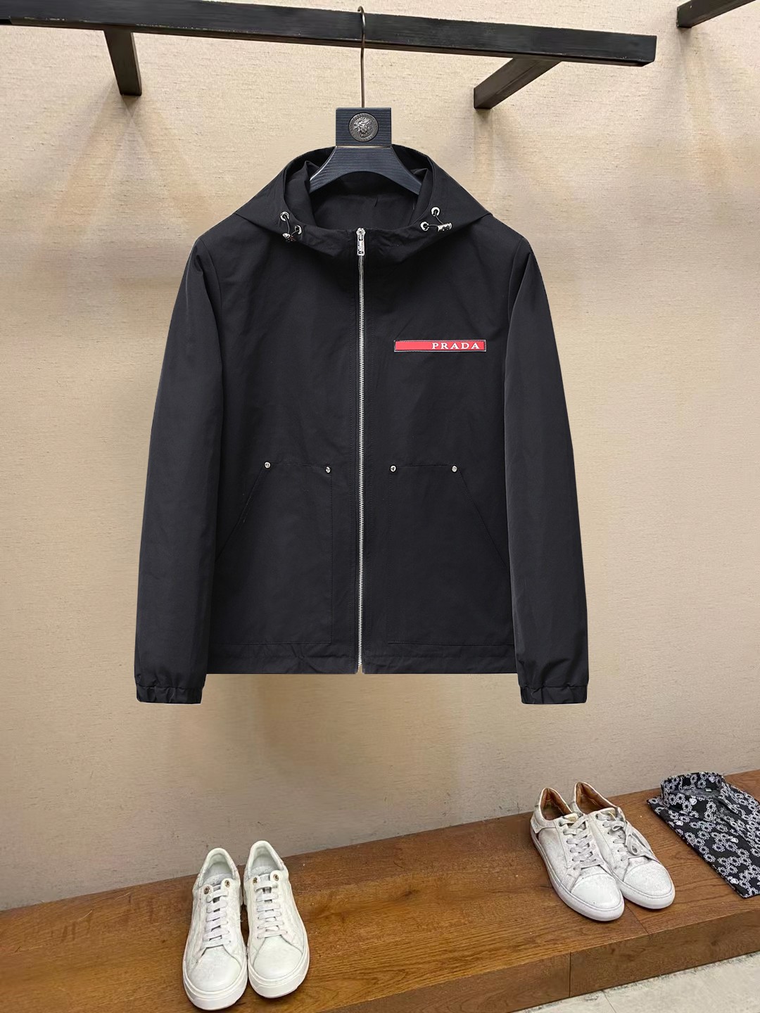NO:862403,Hot spring style, the same style from PRADA’s official website, is on sale in advance!  2026ss new spring men's jackets, original high-end version with three standards!  With hidden hood, custom-made fabrics at the counter, highly breathable and comfortable, impeccable details, brand element design concept, reflecting high quality. It feels delicate and soft!  It presents a casual cut and the upper body shape is awesome!  Size M～3XL, maximum wearing capacity is 195kg.,,prada,prada,jackets & coats,jackets & coats,hats,19860909开春爆款,普拉达 PRADA 官网同款,提前发售！2026ss开春新款男士夹克外套,原单三标齐全高端版本！带隐藏帽,专柜定制面料 透气舒适度高,细节无可挑剔,品牌元素设计理念,体现高品质.手感细腻柔软！呈现休闲裁剪,上身版型超赞！码数M～3XL,最大穿195斤.,,prada,prada,jackets & coats,jackets & coats,hats,,Men's clothing