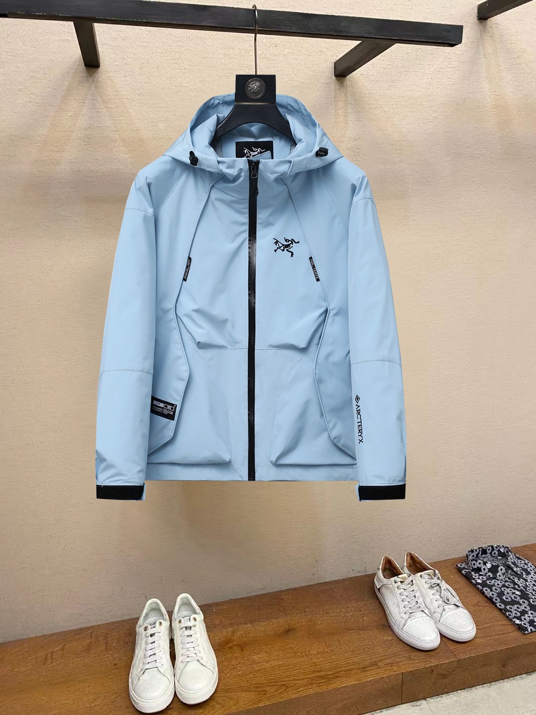 NO:862456,The hottest model for spring, the same model as the Archaeopteryx official website, available in advance!  2026ss new spring men's jackets, original high-end version with three standards!  With hidden hood, custom-made fabrics at the counter, highly breathable and comfortable, impeccable details, brand element design concept, reflecting high quality. It feels delicate and soft!  It presents a casual cut and the upper body shape is awesome!  Size M～3XL, maximum wearing capacity is 195 catties.,arc'teryx,jackets & coats,jackets & coats,hats,19860909开春爆款,始祖鸟 官网同款,提前发售！2026ss开春新款男士夹克外套,原单三标齐全高端版本！带隐藏帽,专柜定制面料 透气舒适度高,细节无可挑剔,品牌元素设计理念,体现高品质.手感细腻柔软！呈现休闲裁剪,上身版型超赞！码数M～3XL,最大穿195斤.,arc'teryx,jackets & coats,jackets & coats,hats,,Men's clothing