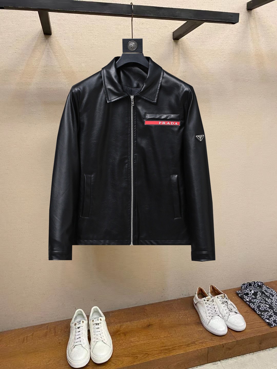 NO:862444,Prada has the same style as the official website, with all three standards. The 2026 Spring Leather Counter's new casual fashion jacket is made of leather imported from South Korea. It has an ultra-avant-garde design style. It is delicate and comfortable. It is very light to wear and not easy to wrinkle. It has many layers of craftsmanship. The overall design is quite visual. The upper body is casual and stylish, with a certain degree of stiffness. It is definitely recommended for a temperament that is at the forefront of fashion. It is a must-have for urban leisure. Size M-XXXL (175 140 pounds, wear L)  Wearing up to 200 pounds), prada, jackets & coats, leather jacket,19860909普拉达 官网同款,三标齐全. 2026开春皮衣专柜新款休闲时尚夹克 采用韩国进口皮料, 超前卫设计风格 细腻舒适 穿着非常轻便不易起皱.多重重工艺 整体的设计颇具视觉感,上身休闲有型,有一定的挺括度,绝对走在时尚最尖端的气质感推荐,都市休闲必备.尺码 M-XXXL(175 140斤穿L 最大穿200斤),,prada,jackets & coats,leather jacket,,Men's clothing