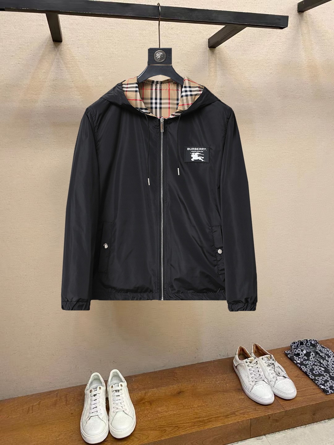 NO:862542,Hot spring style, the same style from Burberry’s official website, on sale in advance!  2026ss new spring men's jackets, original high-end version with three standards!  With hidden hood, custom-made fabrics at the counter, highly breathable and comfortable, impeccable details, brand element design concept, reflecting high quality. It feels delicate and soft!  It presents a casual cut and the upper body shape is awesome!  Size M～3XL, maximum wearing capacity is 195 catties.,,burberry,jackets & coats,jackets & coats,hats,19860909开春爆款,巴宝莉 官网同款,提前发售！2026ss开春新款男士夹克外套,原单三标齐全高端版本！带隐藏帽,专柜定制面料 透气舒适度高,细节无可挑剔,品牌元素设计理念,体现高品质.手感细腻柔软！呈现休闲裁剪,上身版型超赞！码数M～3XL,最大穿195斤.,,burberry,jackets & coats,jackets & coats,hats,,Men's clothing
