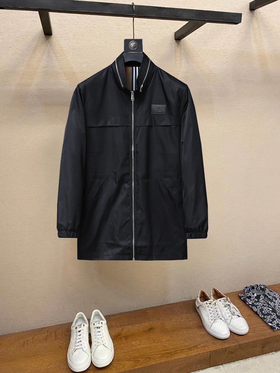 NO:862525,Hot spring style, the same style from Burberry’s official website, on sale in advance!  2026ss new spring men's jackets, original high-end version with three standards!  With hidden hood, custom-made fabrics at the counter, highly breathable and comfortable, impeccable details, brand element design concept, reflecting high quality. It feels delicate and soft!  It presents a casual cut and the upper body shape is awesome!  Size M～3XL, maximum wearing capacity is 195 catties.,,burberry,jackets & coats,jackets & coats,hats,19860909开春爆款,巴宝莉 官网同款,提前发售！2026ss开春新款男士夹克外套,原单三标齐全高端版本！带隐藏帽,专柜定制面料 透气舒适度高,细节无可挑剔,品牌元素设计理念,体现高品质.手感细腻柔软！呈现休闲裁剪,上身版型超赞！码数M～3XL,最大穿195斤.,,burberry,jackets & coats,jackets & coats,hats,,Men's clothing