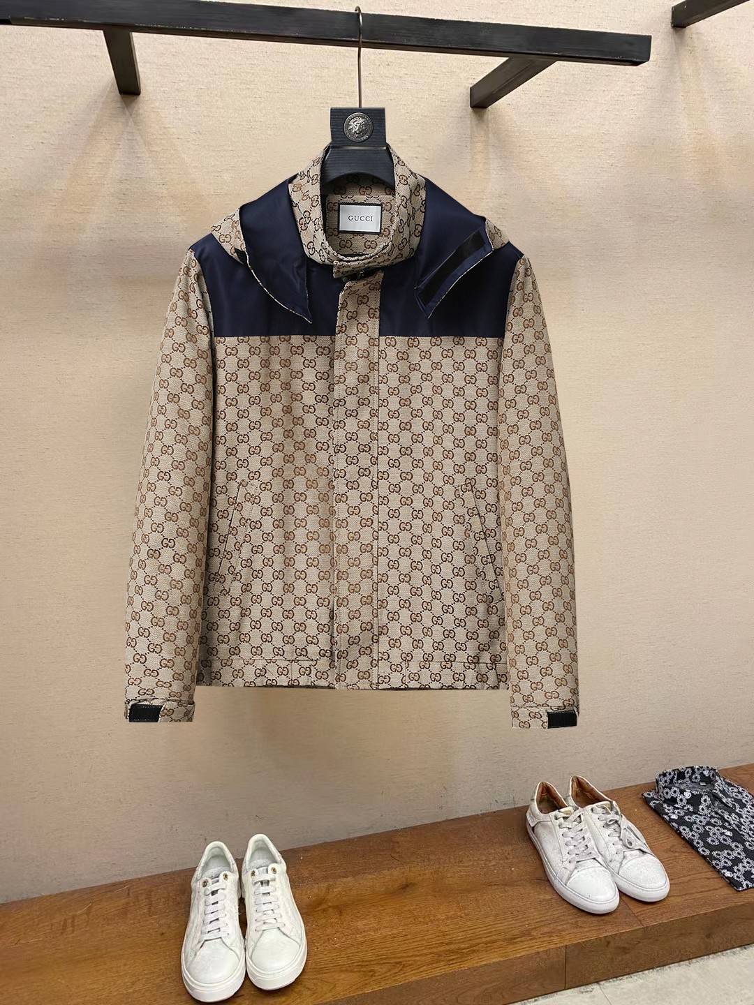 NO:862517,Hot spring style, same style as Gucci’s official website, on sale in advance!  2026ss new spring men's jackets, original high-end version with three standards!  With hidden hood, custom-made fabrics at the counter, highly breathable and comfortable, impeccable details, brand element design concept, reflecting high quality. It feels delicate and soft!  It presents a casual cut and the upper body shape is awesome!  Size M～3XL, maximum wearing capacity is 195 catties.,,jackets & coats,jackets & coats,hats,19860909开春爆款,古奇 官网同款,提前发售！2026ss开春新款男士夹克外套,原单三标齐全高端版本！带隐藏帽,专柜定制面料 透气舒适度高,细节无可挑剔,品牌元素设计理念,体现高品质.手感细腻柔软！呈现休闲裁剪,上身版型超赞！码数M～3XL,最大穿195斤.,,jackets & coats,jackets & coats,hats,,Men's clothing