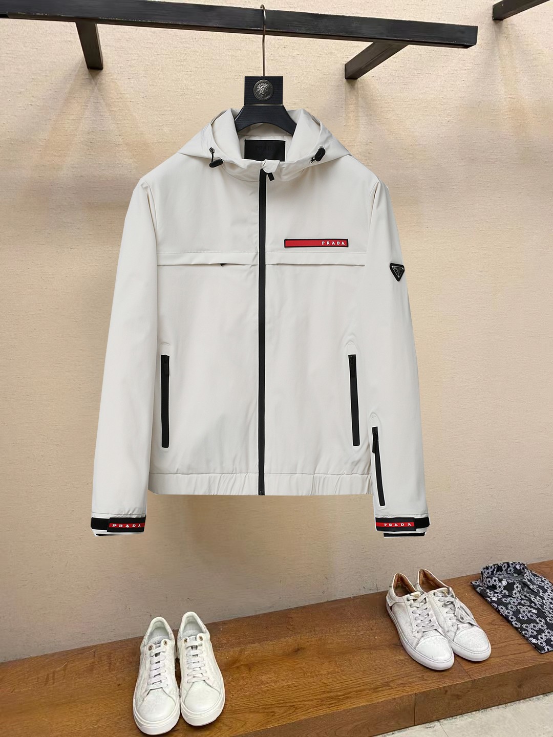 NO:862430,Hot spring style, the same style from PRADA’s official website, is on sale in advance!  2026ss new spring men's jackets, original high-end version with three standards!  With hidden hood, custom-made fabrics at the counter, highly breathable and comfortable, impeccable details, brand element design concept, reflecting high quality. It feels delicate and soft!  It presents a casual cut and the upper body shape is awesome!  Size M～3XL, maximum wearing capacity is 195kg.,,prada,prada,jackets & coats,jackets & coats,hats,19860909开春爆款,普拉达 PRADA 官网同款,提前发售！2026ss开春新款男士夹克外套,原单三标齐全高端版本！带隐藏帽,专柜定制面料 透气舒适度高,细节无可挑剔,品牌元素设计理念,体现高品质.手感细腻柔软！呈现休闲裁剪,上身版型超赞！码数M～3XL,最大穿195斤.,,prada,prada,jackets & coats,jackets & coats,hats,,Men's clothing