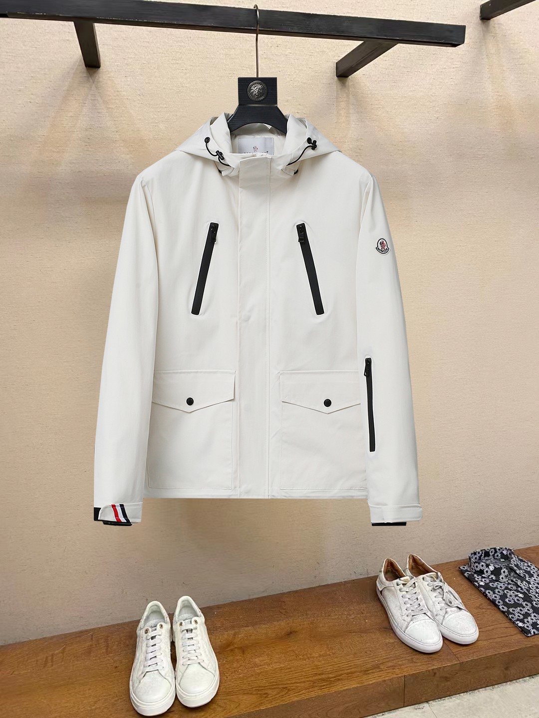 NO:862417,The hottest model for spring, the same model as the official website for Meng Mouth, released in advance!  2026ss new spring men's jackets, original high-end version with three standards!  With hidden hood, custom-made fabrics at the counter, highly breathable and comfortable, impeccable details, brand element design concept, reflecting high quality. It feels delicate and soft!  It presents a casual cut and the upper body shape is awesome!  Size M～3XL, maximum wearing capacity is 195 catties.,,Moncler,jackets & coats,jackets & coats,hats,19860909开春爆款,蒙口 官网同款,提前发售！2026ss开春新款男士夹克外套,原单三标齐全高端版本！带隐藏帽,专柜定制面料 透气舒适度高,细节无可挑剔,品牌元素设计理念,体现高品质.手感细腻柔软！呈现休闲裁剪,上身版型超赞！码数M～3XL,最大穿195斤.,,Moncler,jackets & coats,jackets & coats,hats,,Men's clothing