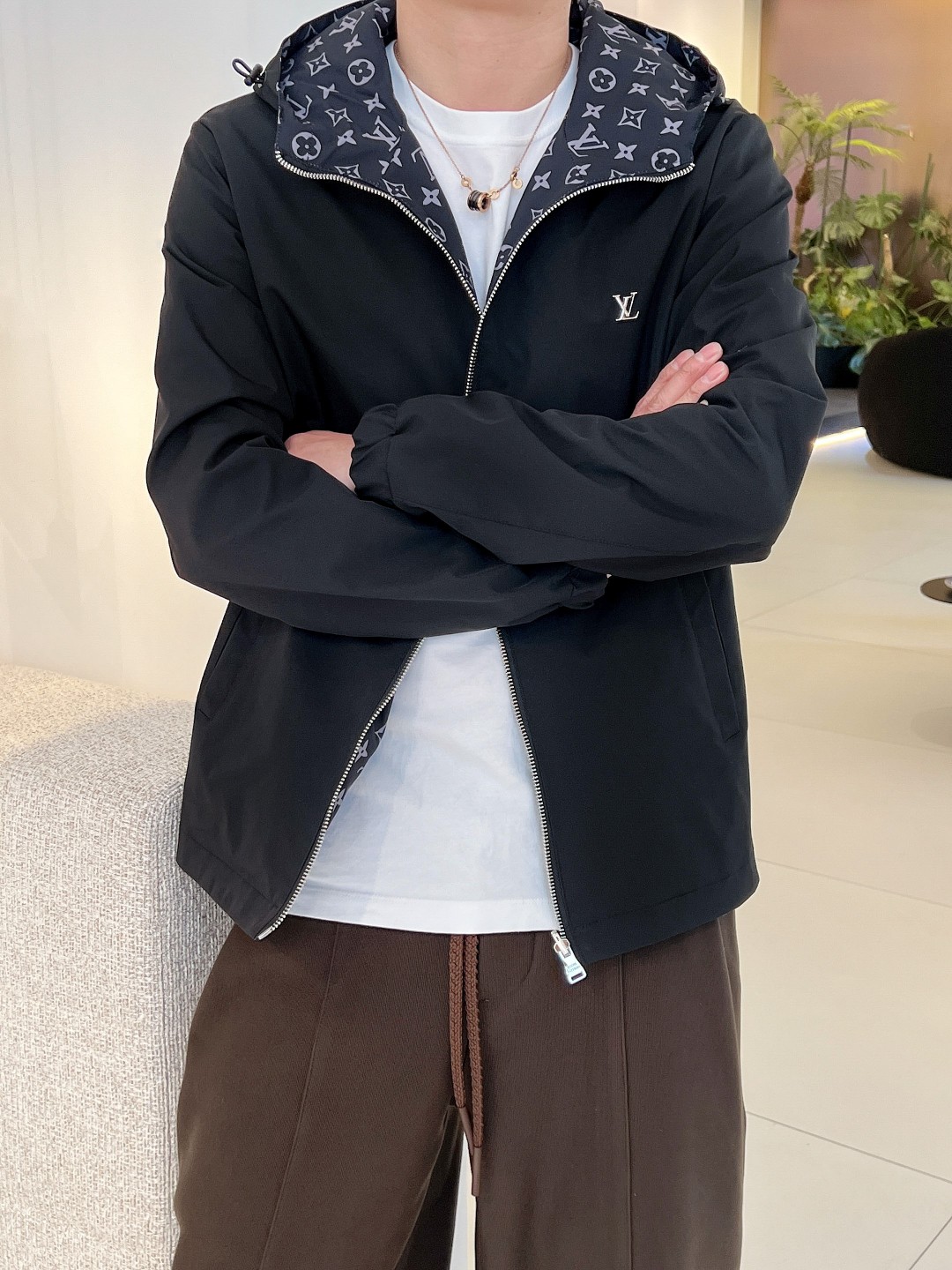 NO:139336,The same model on the official website of LV, complete three standards, and is released in advance. 2025ss Spring New Men's Double-sided Jacket Jacket, double-sided original single three-standard high-end version. Customized counter fabrics, breathable and comfortable, impeccable details, brand elements design concept, reflect high quality. The feel is delicate and soft, presents casual cut, and the upper body style is superb. The number of sizes M~3XL, the maximum wear is 195 catties, louis vuitton, jackets & coats, jackets & coats, alexander wang19860909LV 官网同款,三标齐全,提前发售 2025ss开春新款男士双面夹克外套,双面穿原单三标齐全高端版本 专柜定制面料 透气舒适度高,细节无可挑剔,品牌元素设计理念,体现高品质.手感细腻柔软 呈现休闲裁剪,上身版型超赞 码数M～3XL,最大穿195斤,,louis vuitton,jackets & coats,jackets & coats,alexander wang,Men's clothing