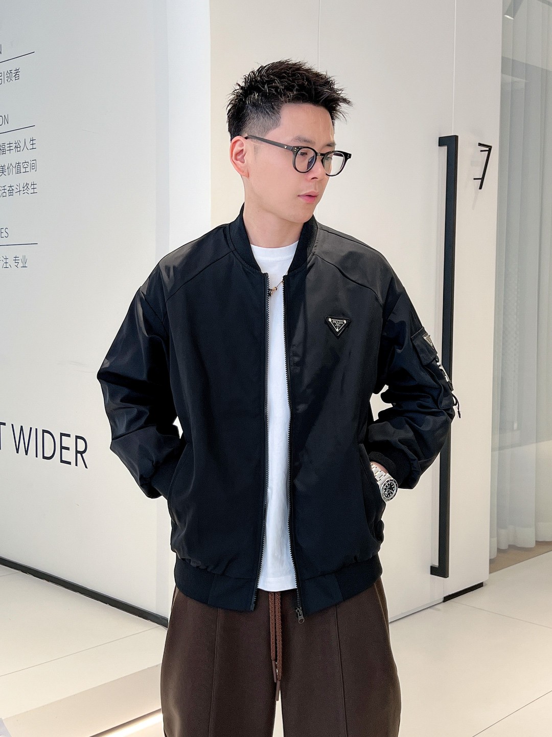 NO:139191,Prada's official website has the same style, complete three standards, and is available in advance. 2025ss Spring New Men's Jacket Jacket, double-sided original single three standards, high-end version, customized counter fabric, breathable and comfortable, impeccable details, brand element design concept, reflecting high quality. The feel is delicate and soft, presents casual cut, and the upper body style is superb. The number of sizes M~3XL, maximum wear 195 catties, prada, jackets & coats, jackets & coats, alexander wang19860909普拉达 官网同款,三标齐全,提前发售 2025ss开春新款男士夹克外套,双面穿原单三标齐全高端版本 专柜定制面料 透气舒适度高,细节无可挑剔,品牌元素设计理念,体现高品质.手感细腻柔软 呈现休闲裁剪,上身版型超赞 码数M～3XL,最大穿195斤,,prada,jackets & coats,jackets & coats,alexander wang,Men's clothing