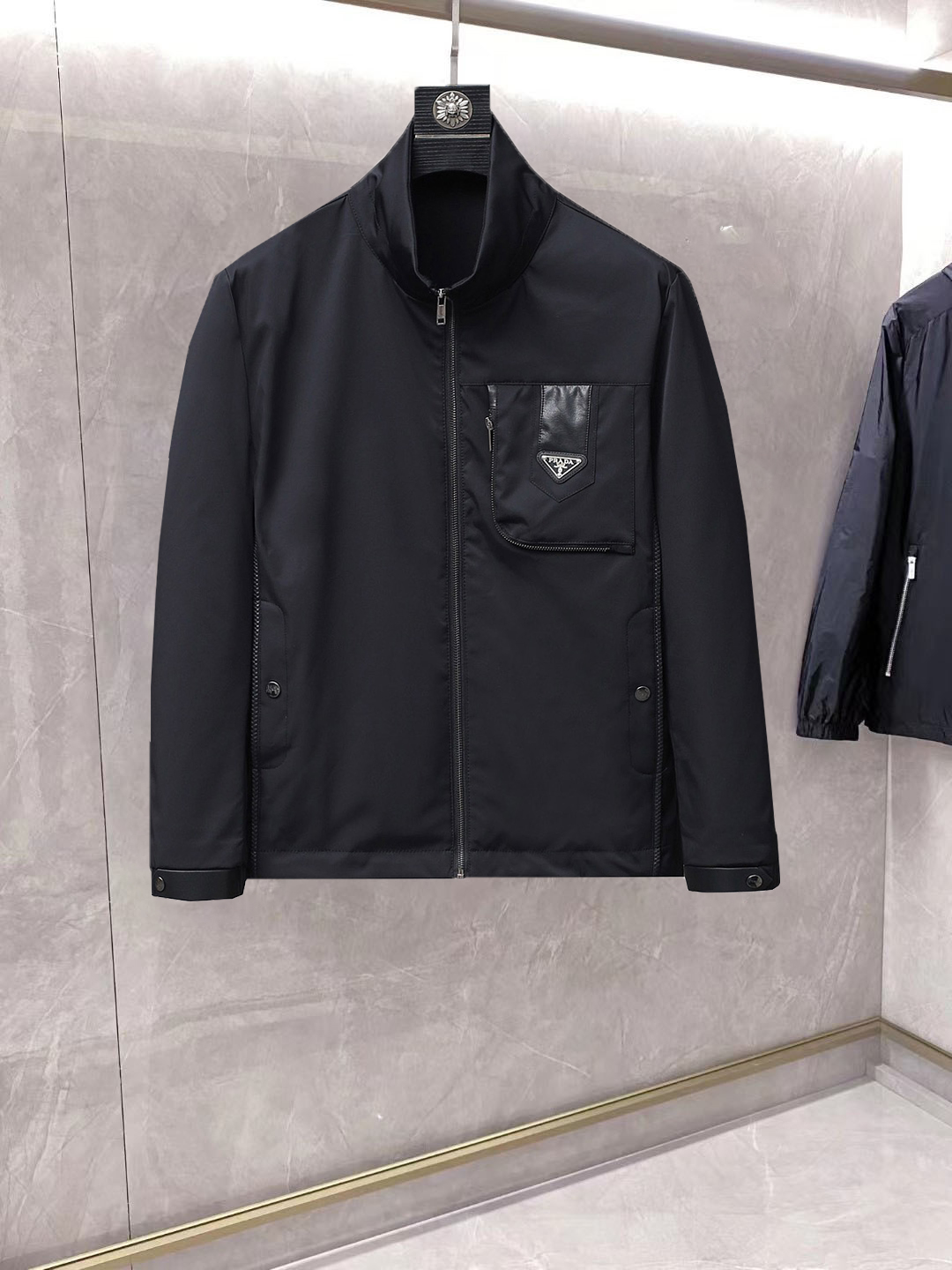 NO:861628,Same style as Prada official website, on sale in advance!  2026ss new spring men's jackets, original high-end version with three standards!  With hidden hood, custom-made fabrics at the counter, highly breathable and comfortable, impeccable details, brand element design concept, reflecting high quality. It feels delicate and soft!  It presents a casual cut and the upper body shape is awesome!  Size M～3XL, maximum wearing capacity is 195 catties.,,prada,jackets & coats,jackets & coats,hats,19860909普拉达 官网同款,提前发售！2026ss开春新款男士夹克外套,原单三标齐全高端版本！带隐藏帽,专柜定制面料 透气舒适度高,细节无可挑剔,品牌元素设计理念,体现高品质.手感细腻柔软！呈现休闲裁剪,上身版型超赞！码数M～3XL,最大穿195斤.,,prada,jackets & coats,jackets & coats,hats,,Men's clothing