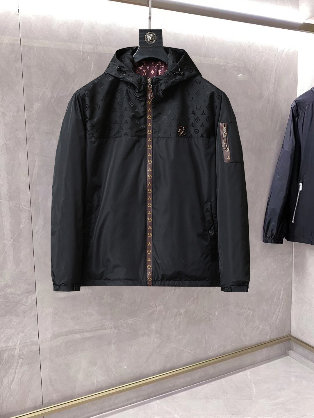 NO:861654,Same style as on LV official website, on sale in advance!  2026ss new spring men's jackets, original high-end version with three standards!  With hidden hood, custom-made fabrics at the counter, highly breathable and comfortable, impeccable details, brand element design concept, reflecting high quality. It feels delicate and soft!  It presents a casual cut and the upper body shape is awesome!  Size M～3XL, maximum wear is 195kg.,,louis vuitton,jackets & coats,jackets & coats,hats,19860909LV 官网同款,提前发售！2026ss开春新款男士夹克外套,原单三标齐全高端版本！带隐藏帽,专柜定制面料 透气舒适度高,细节无可挑剔,品牌元素设计理念,体现高品质.手感细腻柔软！呈现休闲裁剪,上身版型超赞！码数M～3XL,最大穿195斤.,,louis vuitton,jackets & coats,jackets & coats,hats,,Men's clothing