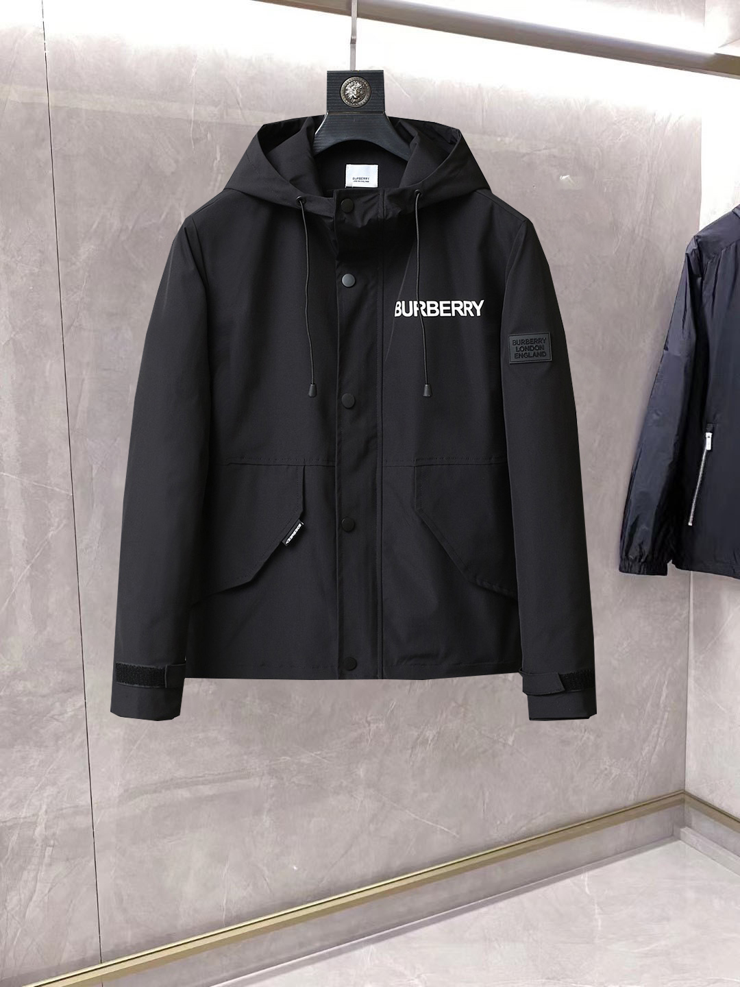 NO:861816,Same style as Burberry official website, on sale in advance!  2026ss new spring men's jackets, original high-end version with three standards!  With hidden hood, custom-made fabrics at the counter, highly breathable and comfortable, impeccable details, brand element design concept, reflecting high quality. It feels delicate and soft!  It presents a casual cut and the upper body shape is awesome!  Size M～3XL, maximum wearing capacity is 195 catties.,,burberry,jackets & coats,jackets & coats,hats,19860909巴宝莉 官网同款,提前发售！2026ss开春新款男士夹克外套,原单三标齐全高端版本！带隐藏帽,专柜定制面料 透气舒适度高,细节无可挑剔,品牌元素设计理念,体现高品质.手感细腻柔软！呈现休闲裁剪,上身版型超赞！码数M～3XL,最大穿195斤.,,burberry,jackets & coats,jackets & coats,hats,,Men's clothing